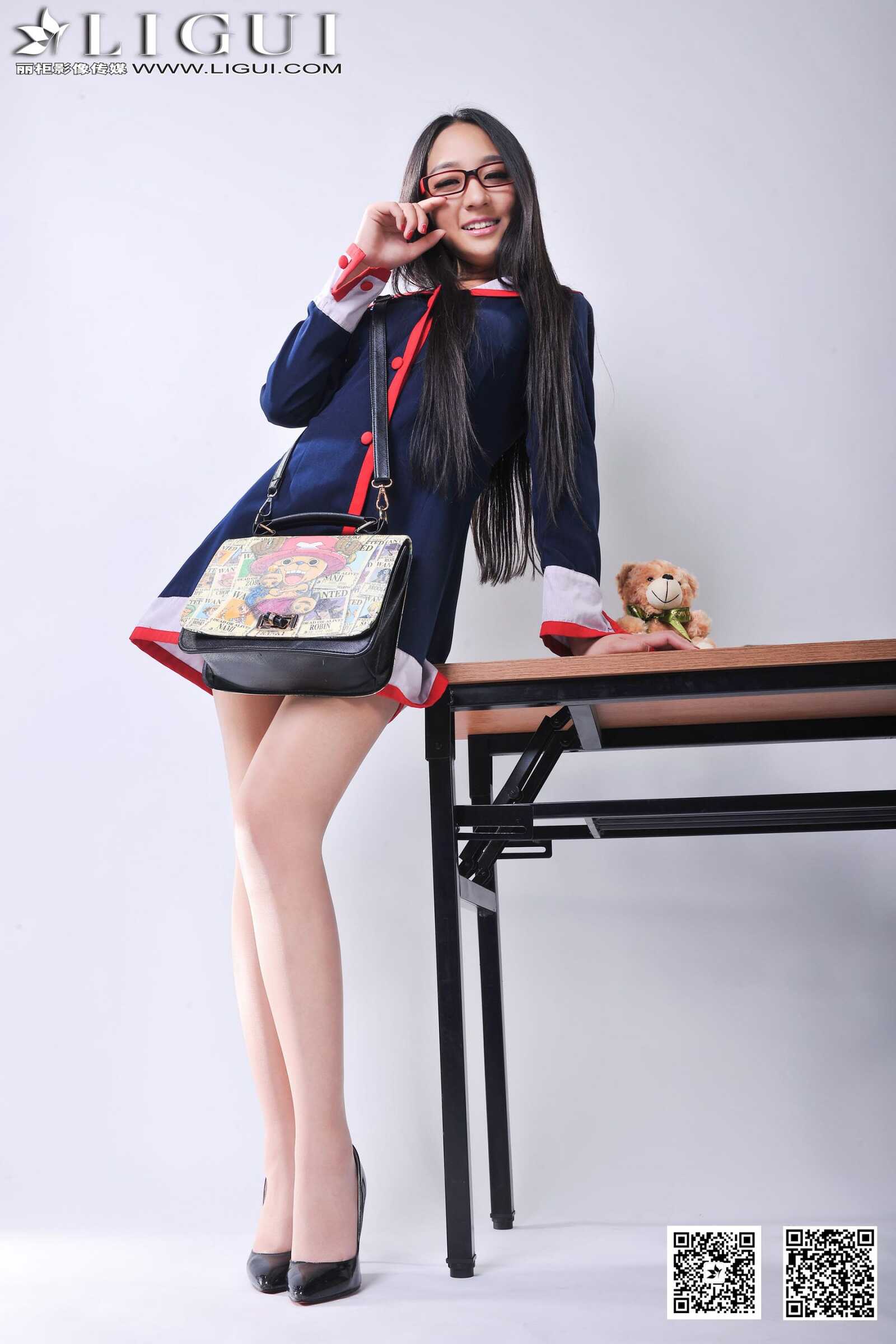 [丽柜LiGui] Model Amily《小眼镜学妹丝足》上下全集第12张