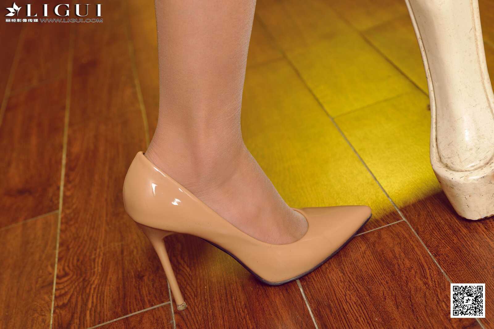 [丽柜LiGui] Model 潼潼《清纯职业装丽人丝足》上下第12张