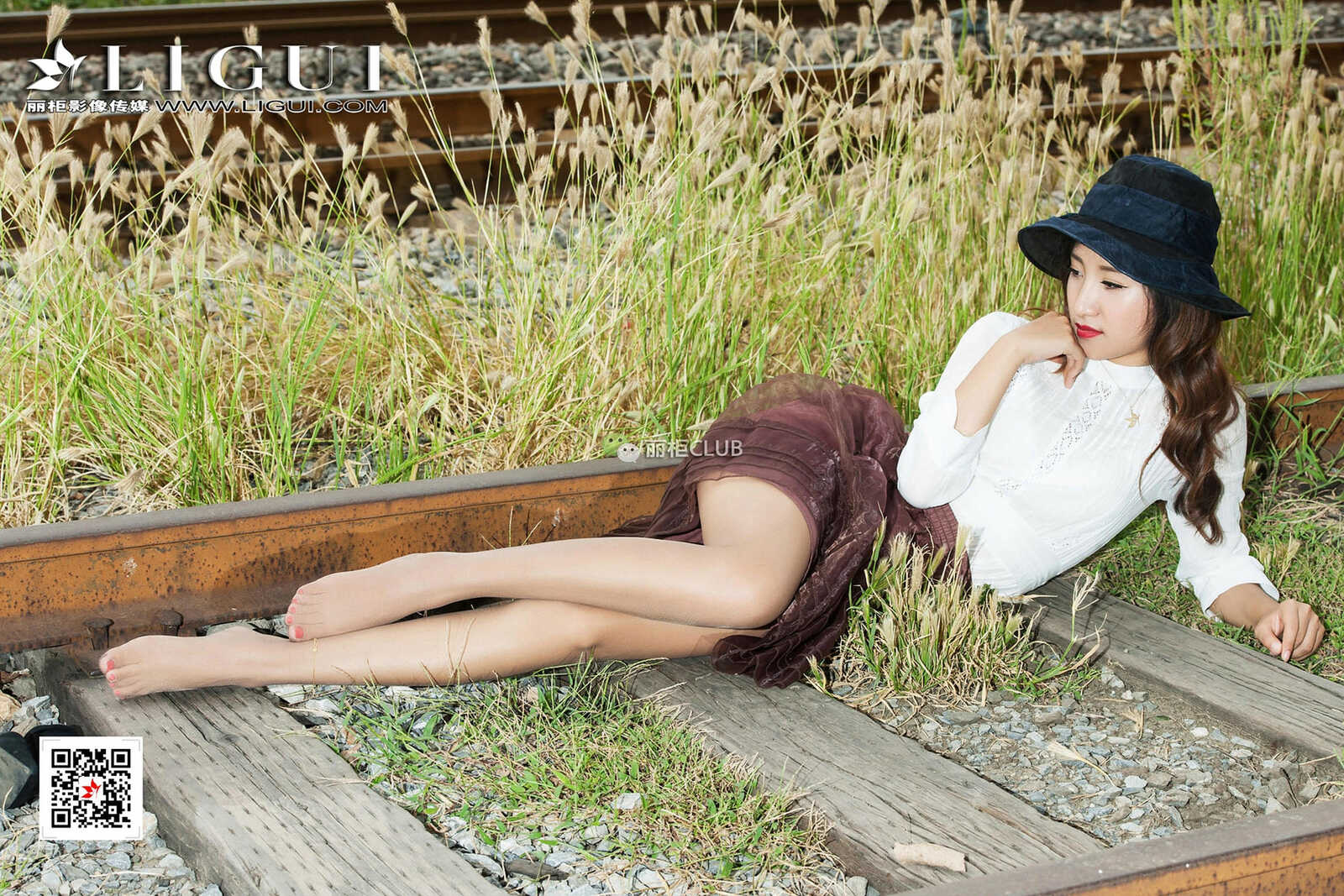 Model 思彤《时尚美腿唯美外拍》 [丽柜Ligui] 写真第14张