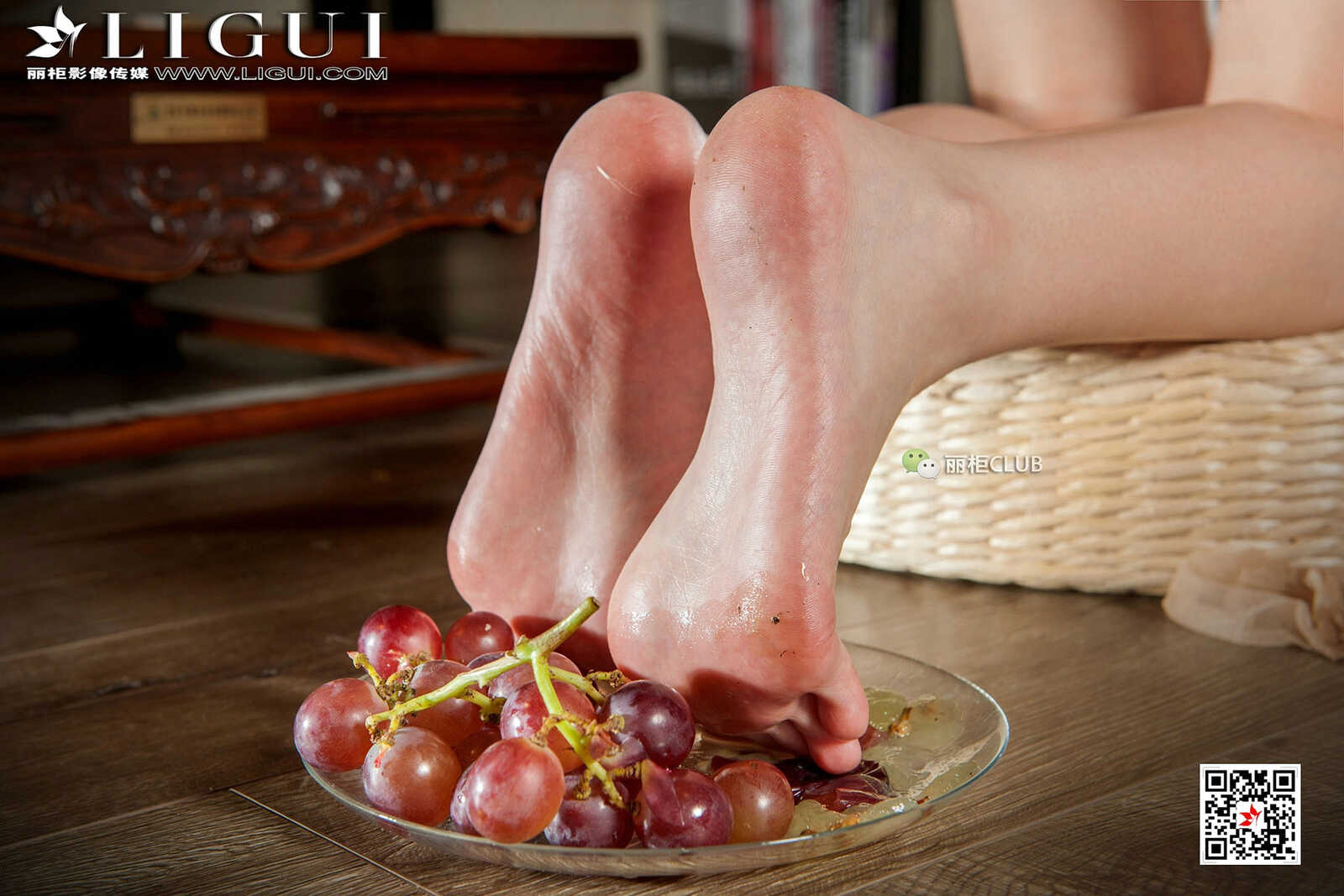 Model 腿模Vicky《旗袍玉足》 [丽柜Ligui] 写真集第10张