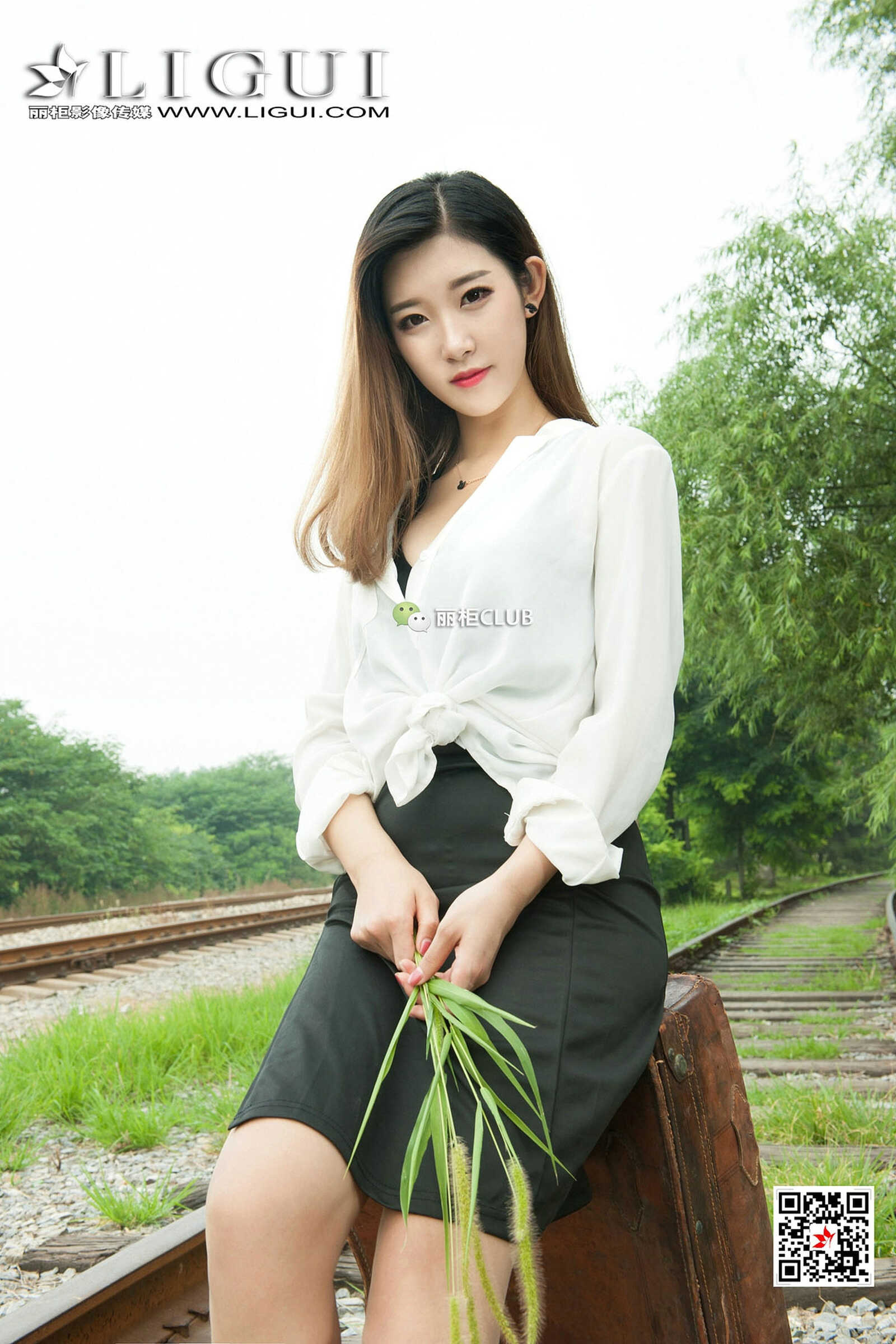 Model 筱筱《火车道OL丝足》 [丽柜Ligui] 写真集第4张