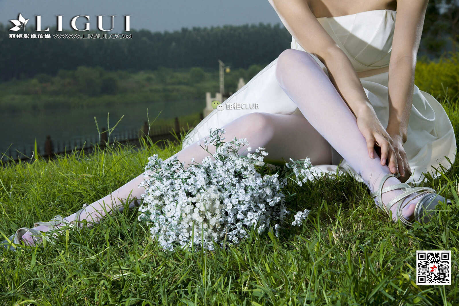 Model 雪儿《白丝+抹胸礼服》 [丽柜Ligui] 写真集第1张