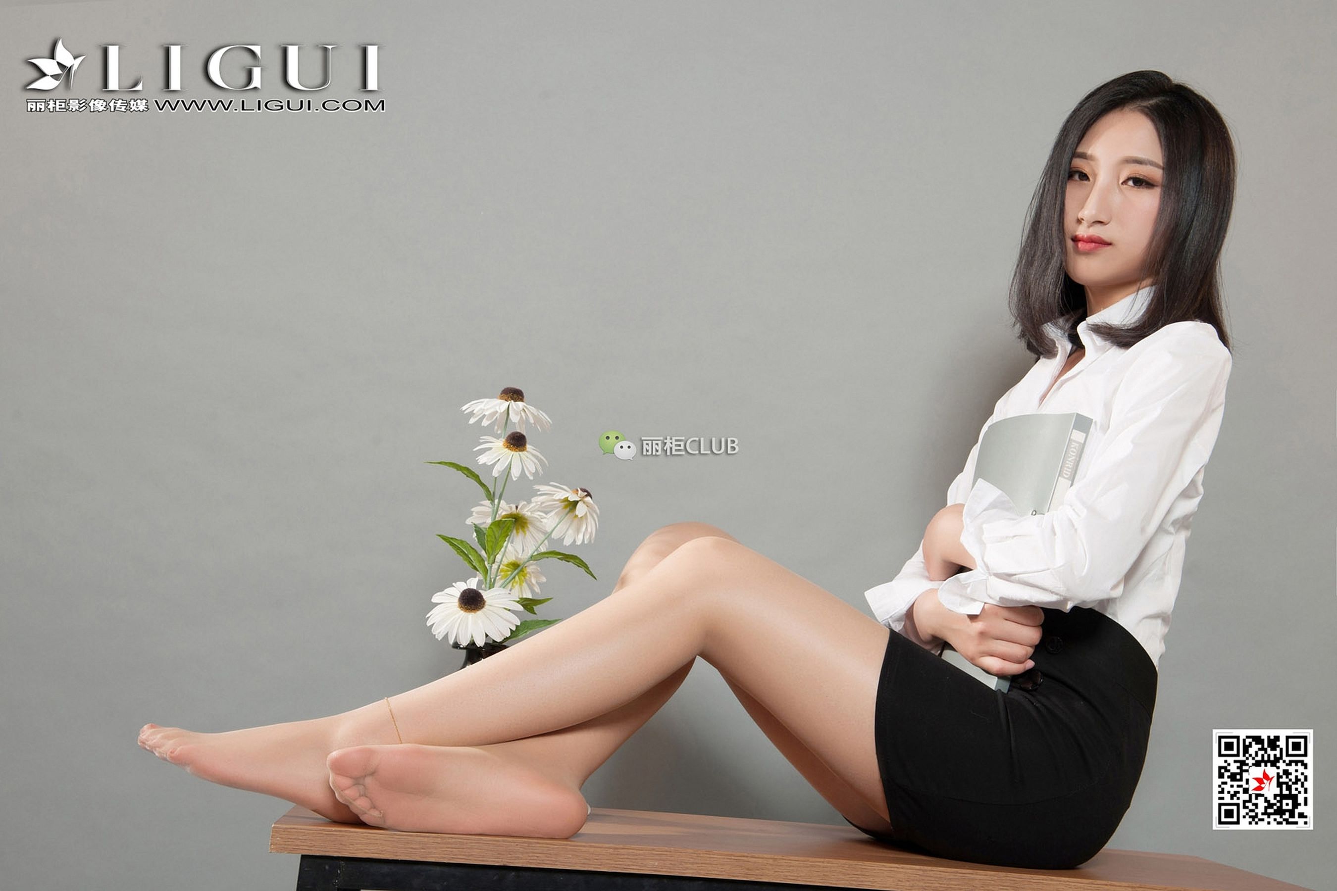 Model 腿模阮阮《肉丝OL丝足》 [丽柜Ligui] 写真集第6张