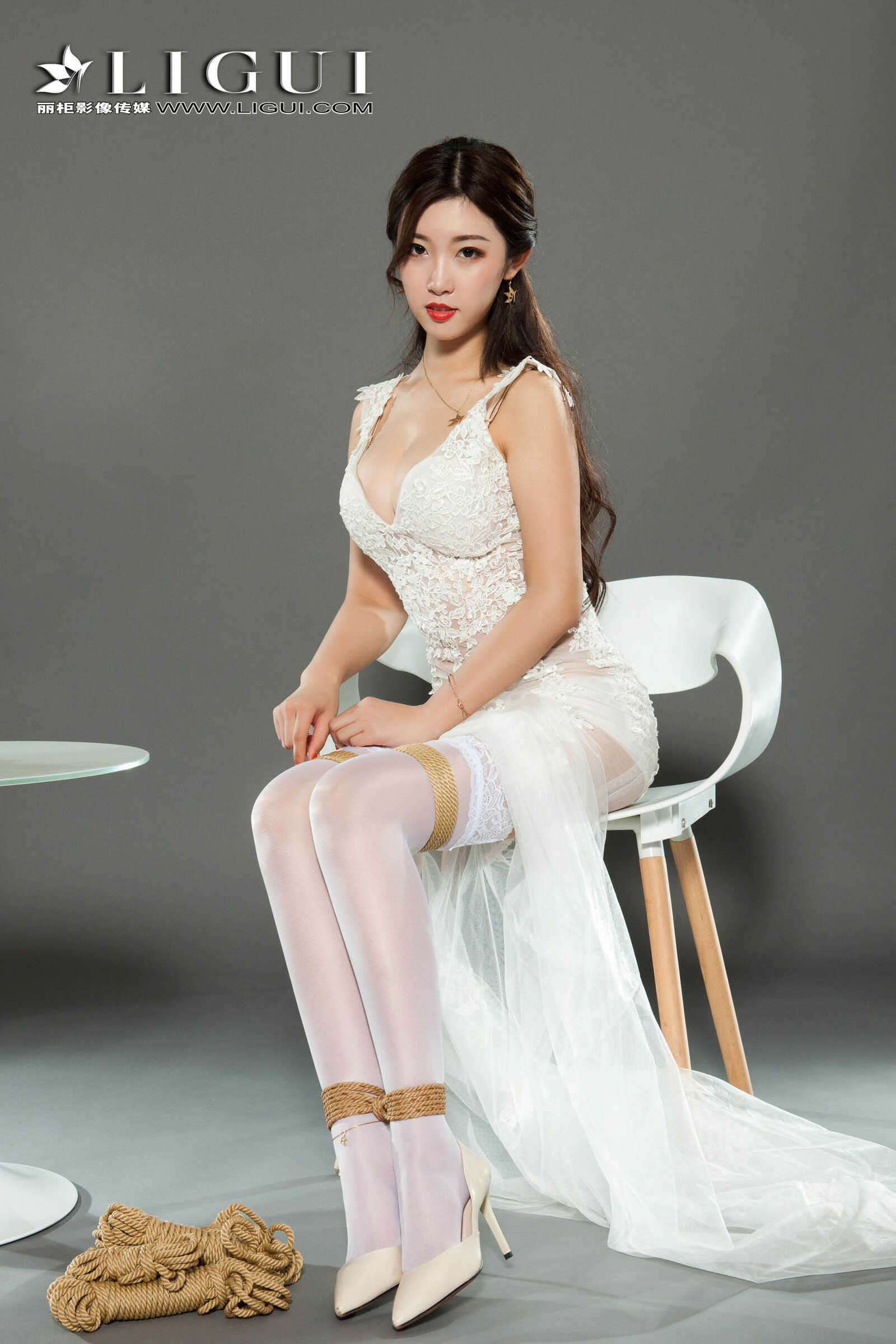 筱筱《蕾丝长裙美束》 [丽柜Ligui] 美腿丝足写真第16张