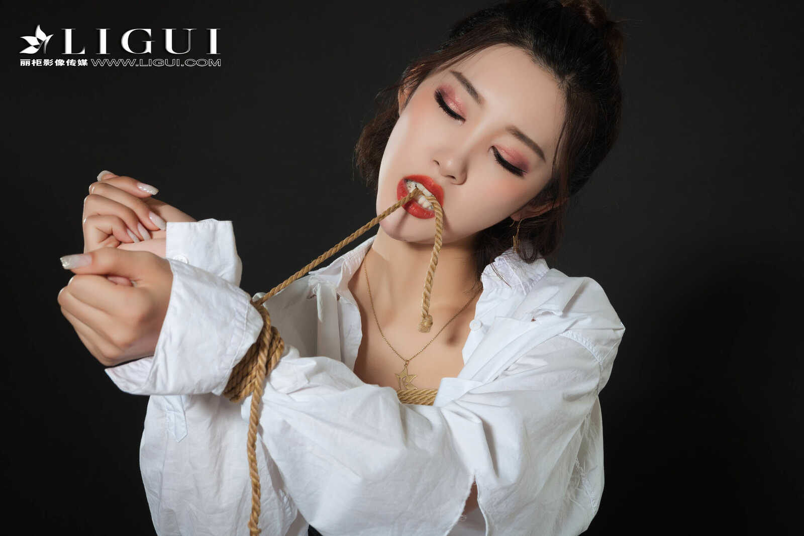 腿模筱筱《牛仔紧身裤+白衬衫+美束捆绑》 [丽柜第13张