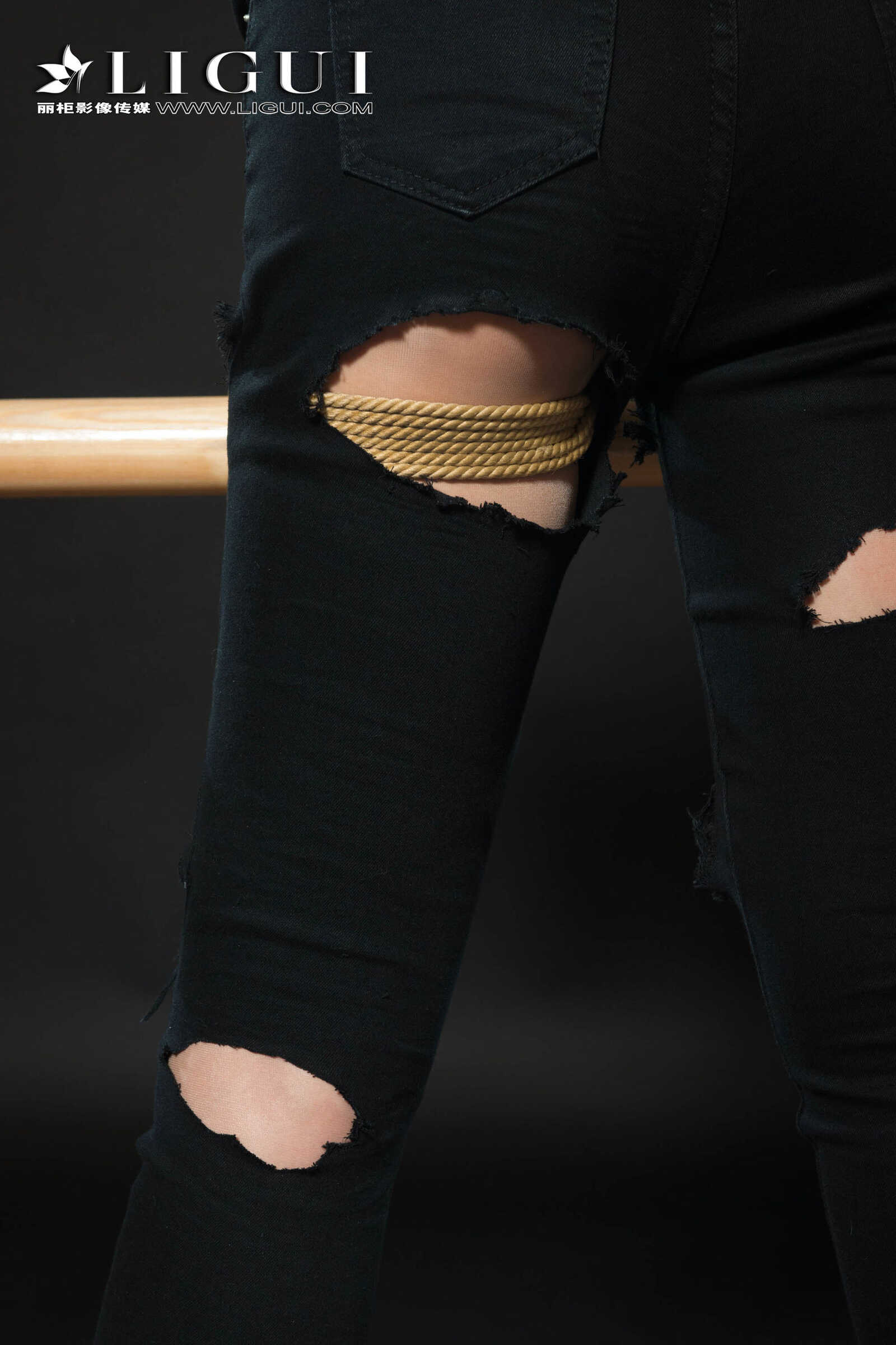 腿模筱筱《牛仔紧身裤+白衬衫+美束捆绑》 [丽柜第2张