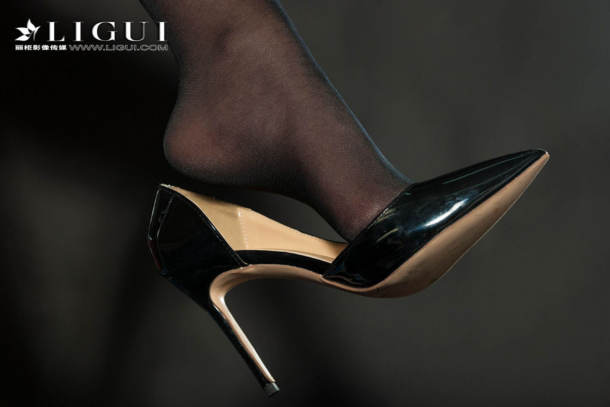 腿模筱筱《黑丝女王调教》 [丽柜Liguil] 网络丽人第4张