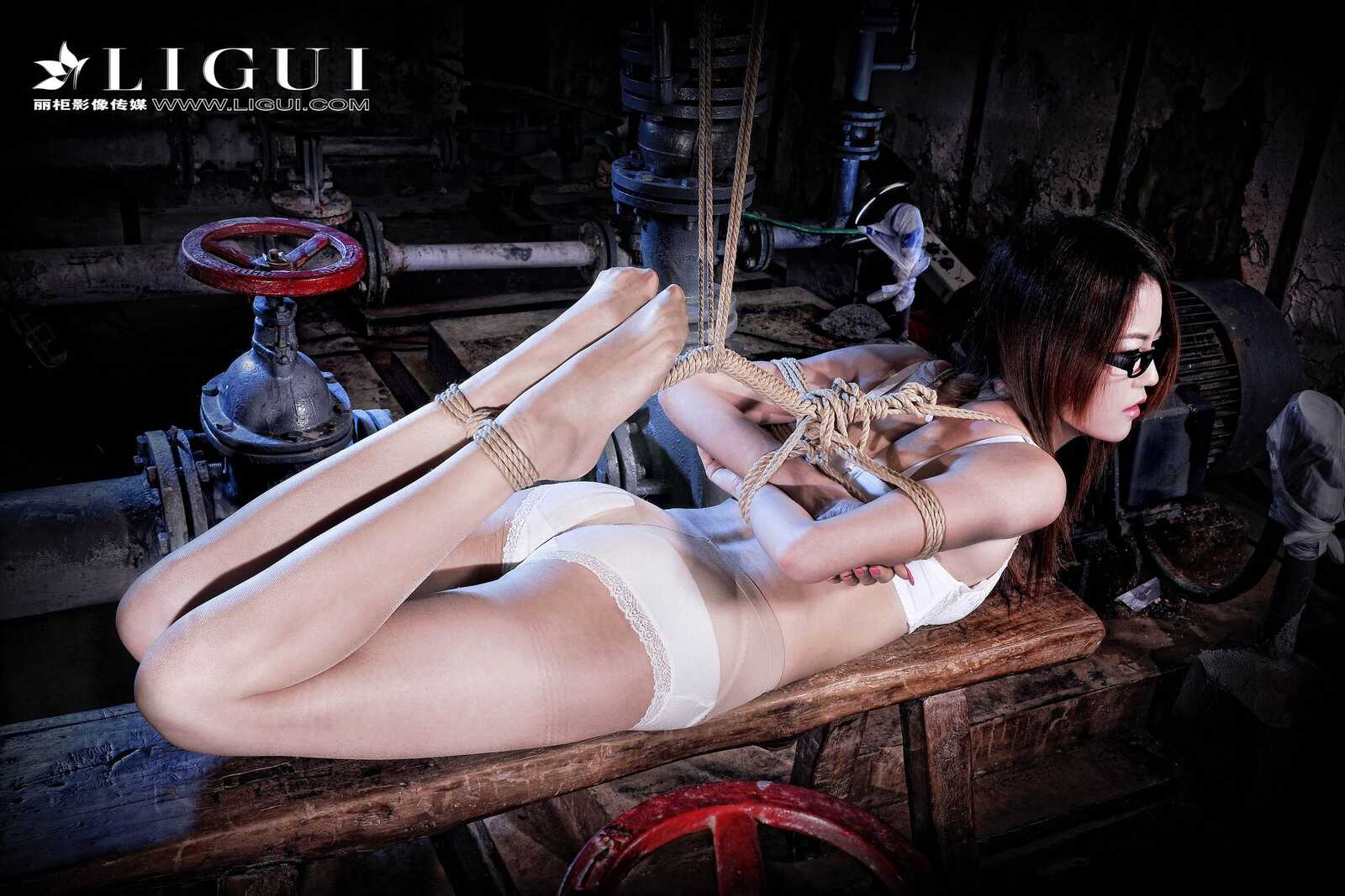 腿模可馨《OL捆绑系列》 [丽柜Liguil] 美束写真集第9张