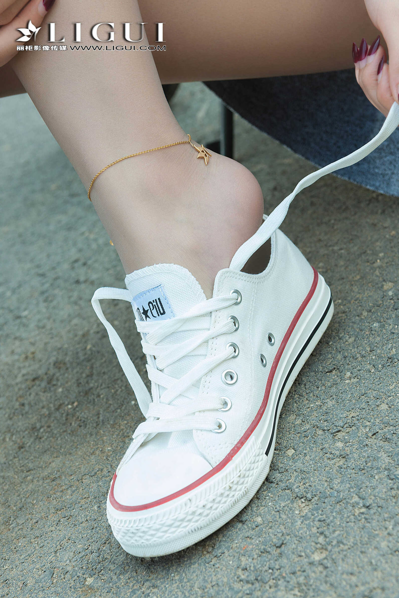 雪糕《连衣裙+运动鞋美腿丝足》 [丽柜Ligui] 写真第12张
