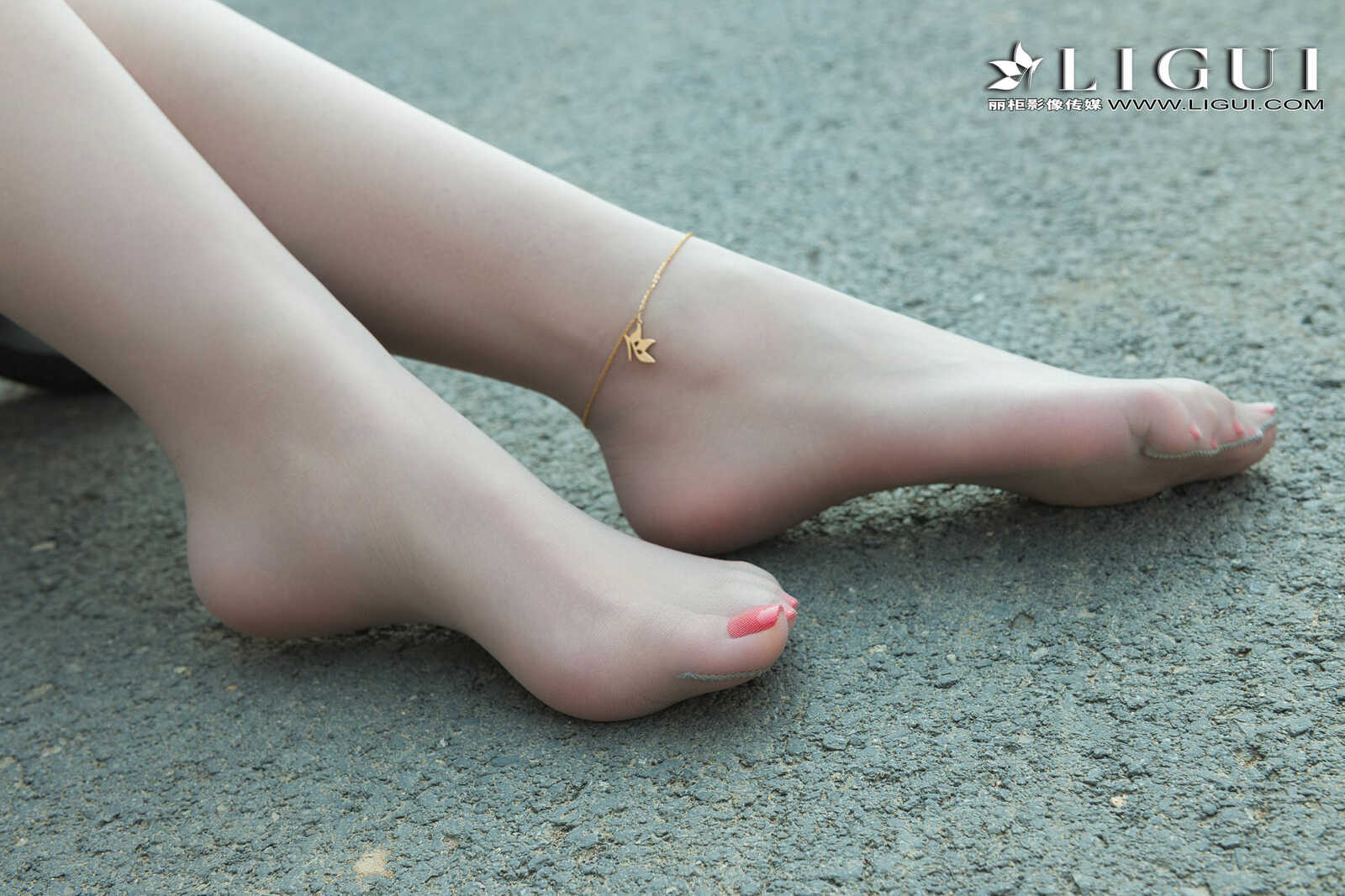 雪糕《连衣裙+运动鞋美腿丝足》 [丽柜Ligui] 写真第2张