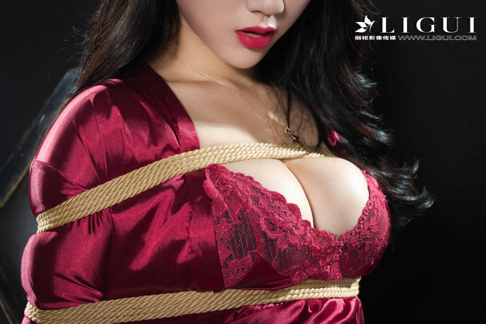 腿模然然《优雅高贵睡衣丝足》 [丽柜Ligui] 写真第4张