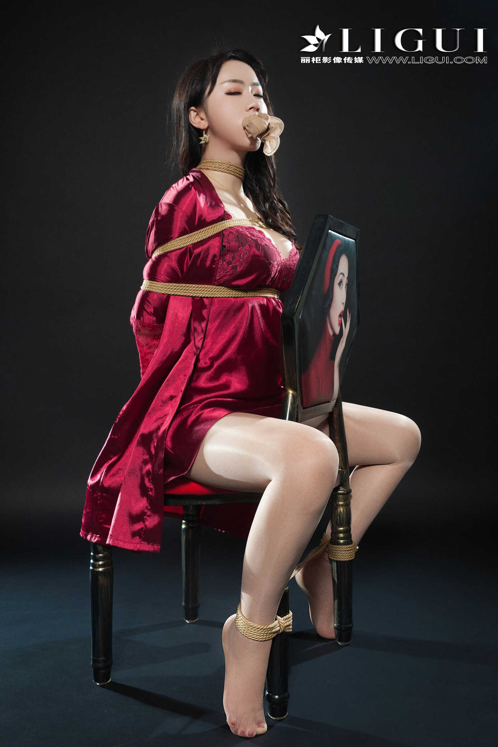 腿模然然《优雅高贵睡衣丝足》 [丽柜Ligui] 写真第2张