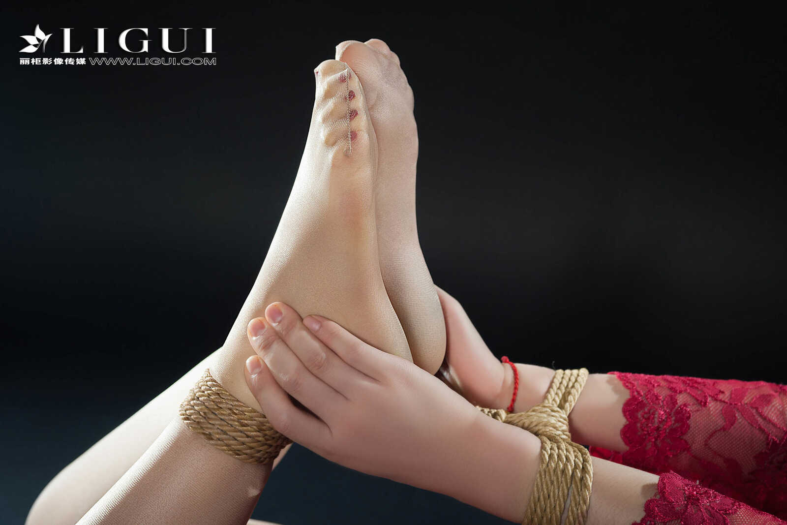 腿模然然《优雅高贵睡衣丝足》 [丽柜Ligui] 写真第1张