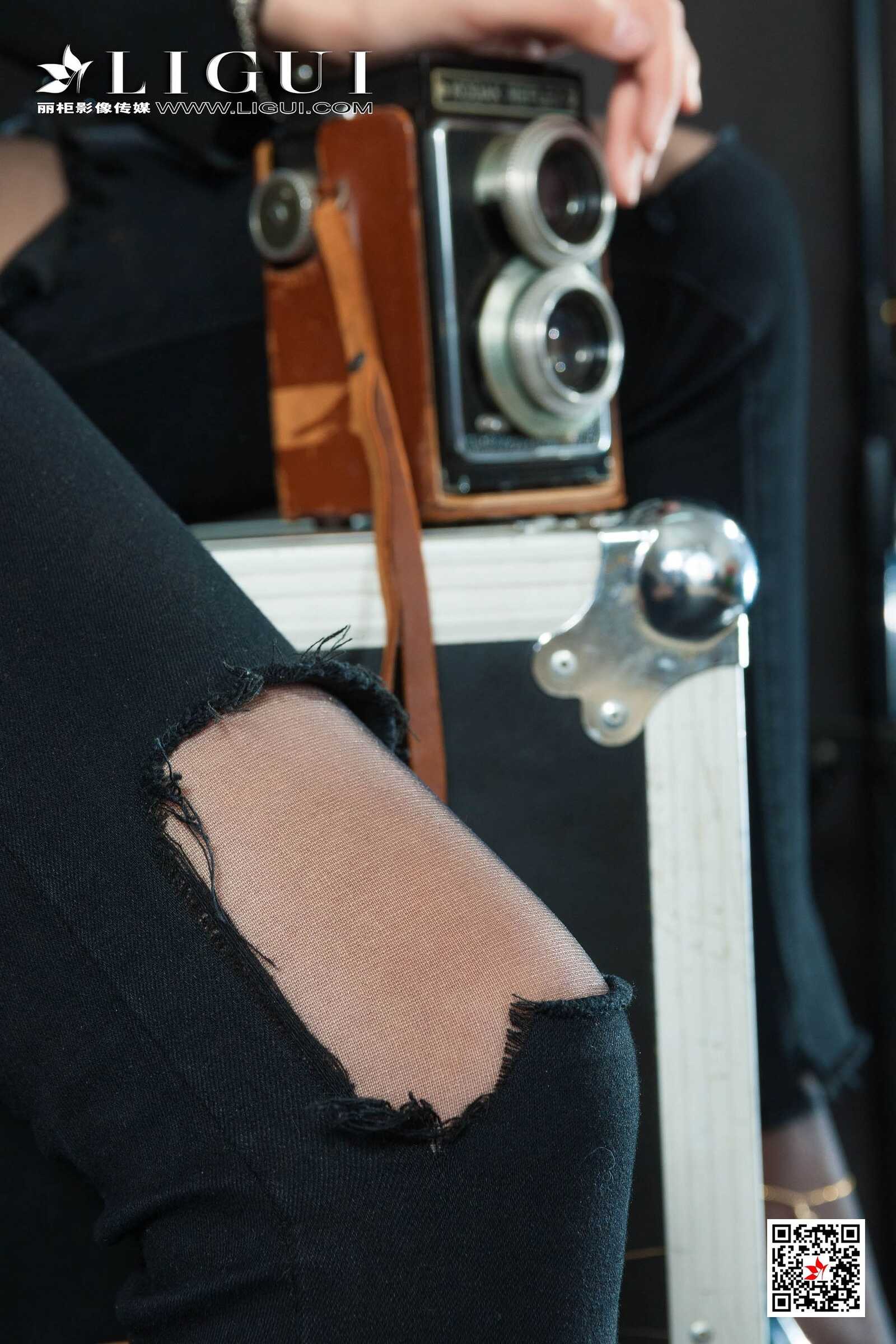 钟情《破洞牛仔黑丝OL》 [丽柜Ligui] 写真集第18张