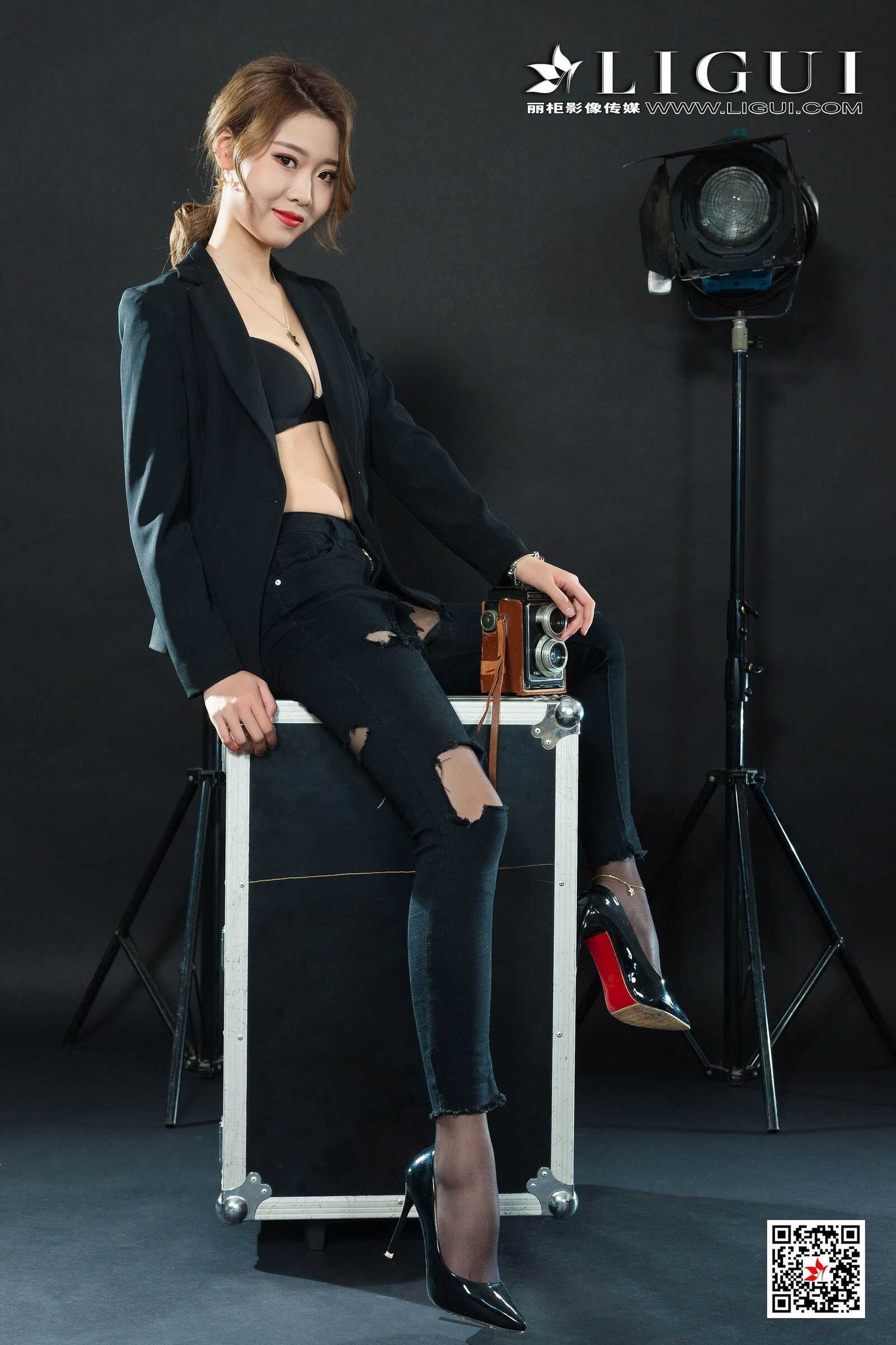 钟情《破洞牛仔黑丝OL》 [丽柜Ligui] 写真集第16张