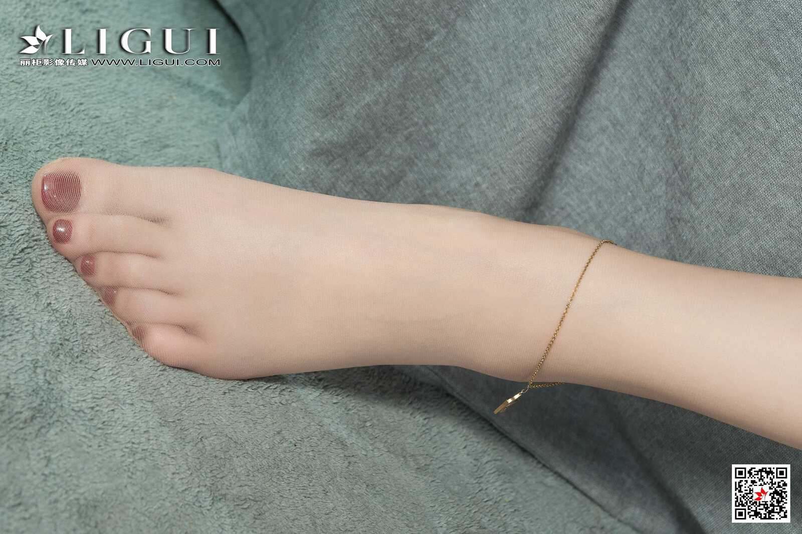 高熊《长腿OL肉丝袜丝足美脚》 [丽柜Ligui] 写真集第9张