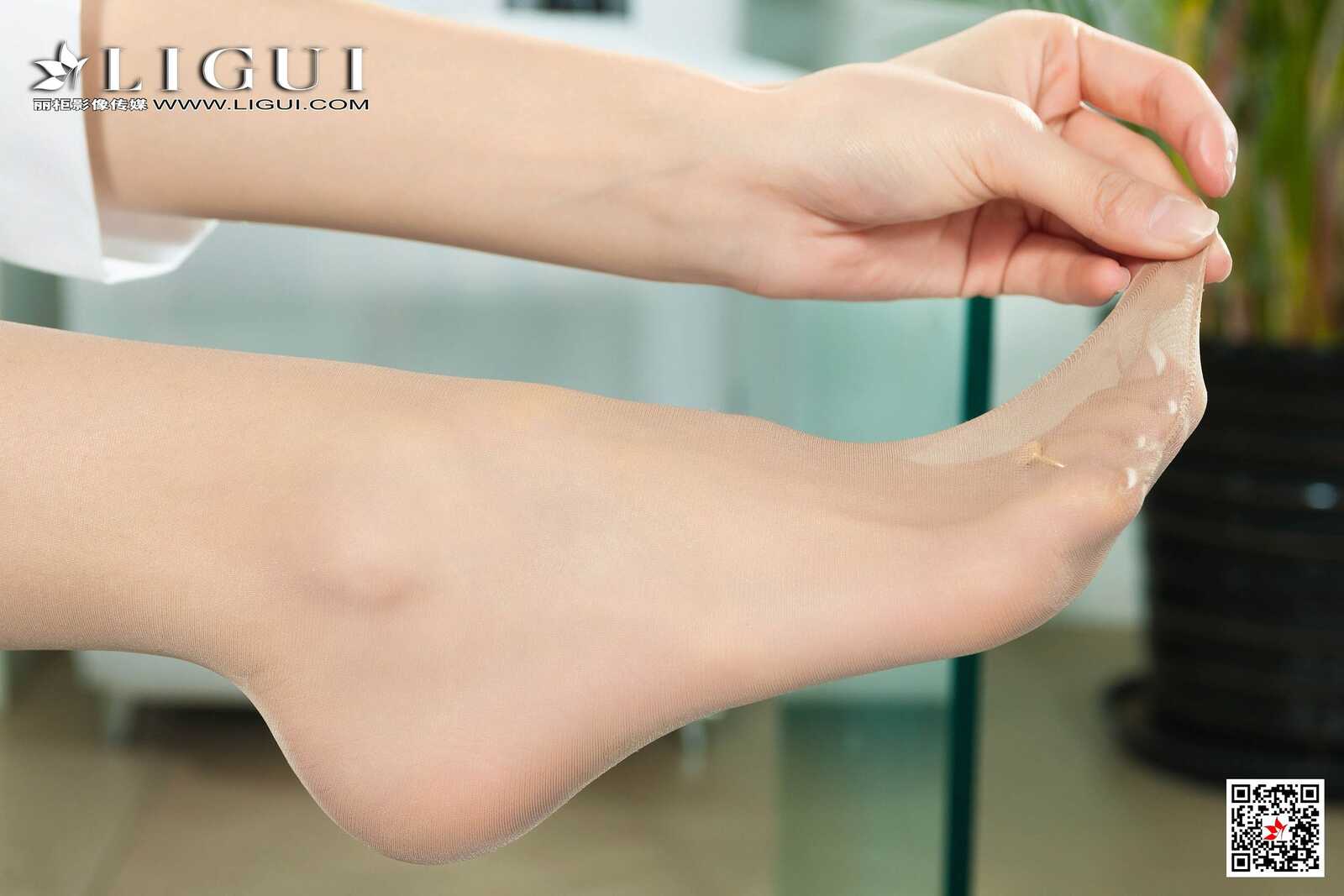 王炜炜《交作业》 [丽柜Ligui] 美腿丝足写真集第8张