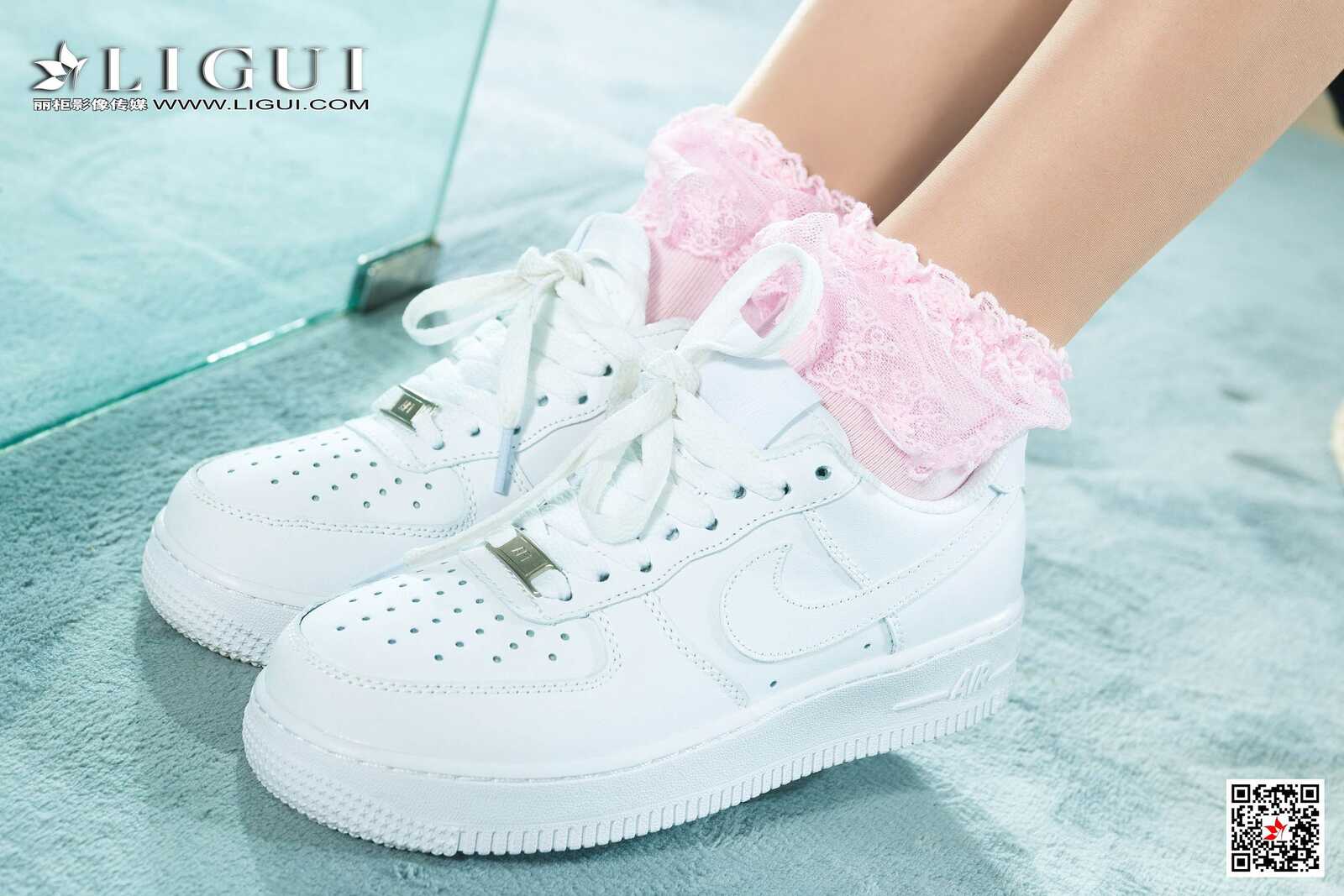 王炜炜《交作业》 [丽柜Ligui] 美腿丝足写真集第6张