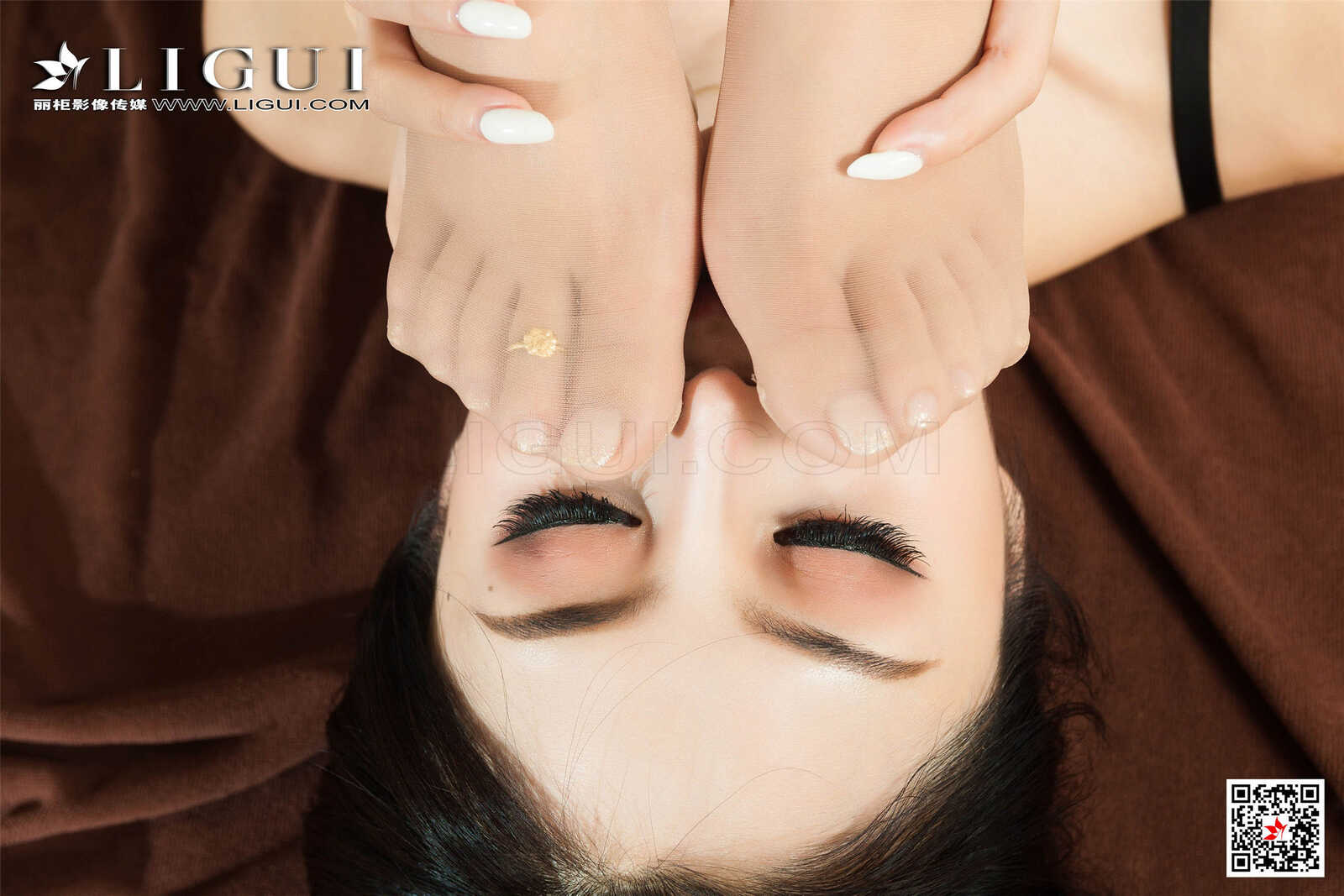 安娜Anna&amp;amp;凉儿《精油踩背丝足诱惑》 [丽柜LI第1张