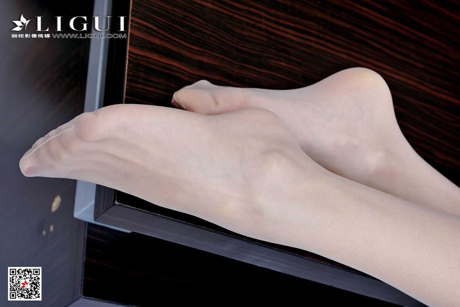 可馨《办公室肉丝袜美腿》 [丽柜Ligui] 写真集第1张