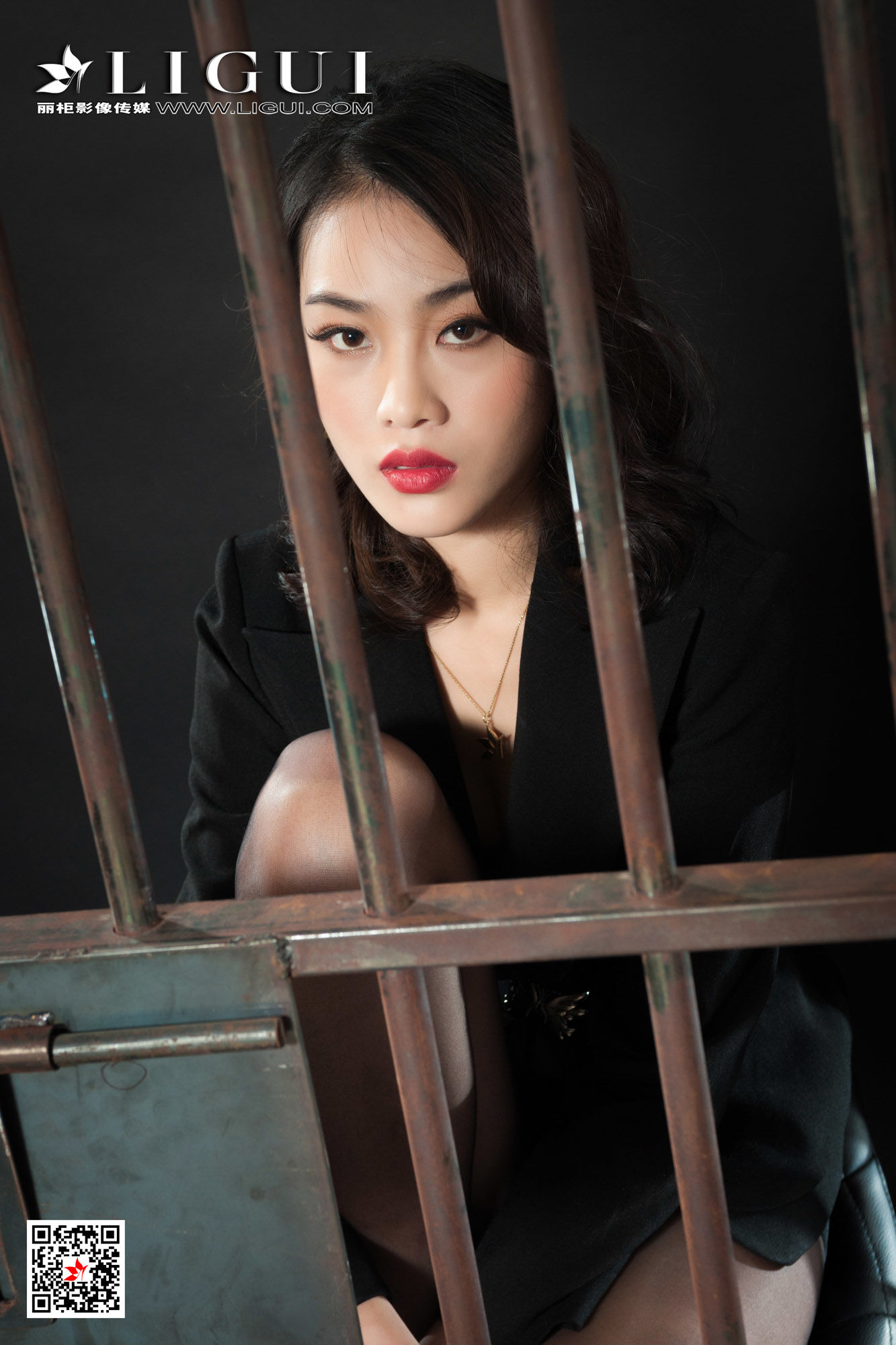 腿模Xilly《监狱黑丝女王》 [丽柜Ligui] 写真集第9张