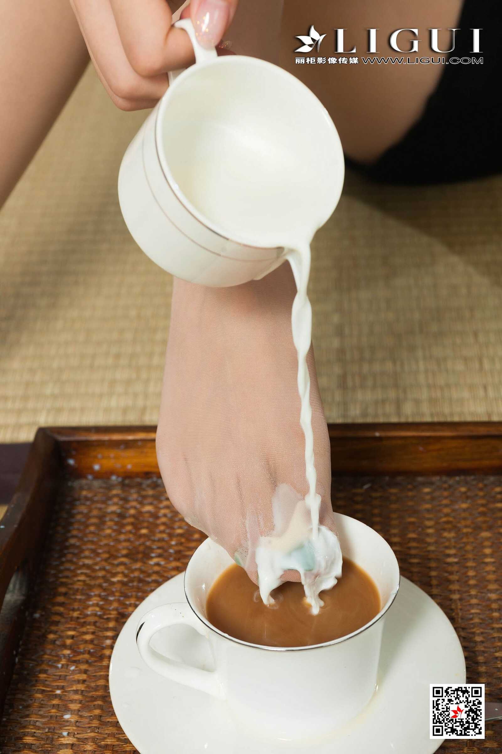 甜甜《肉丝袜美味咖啡》 [丽柜Ligui] 写真集第10张