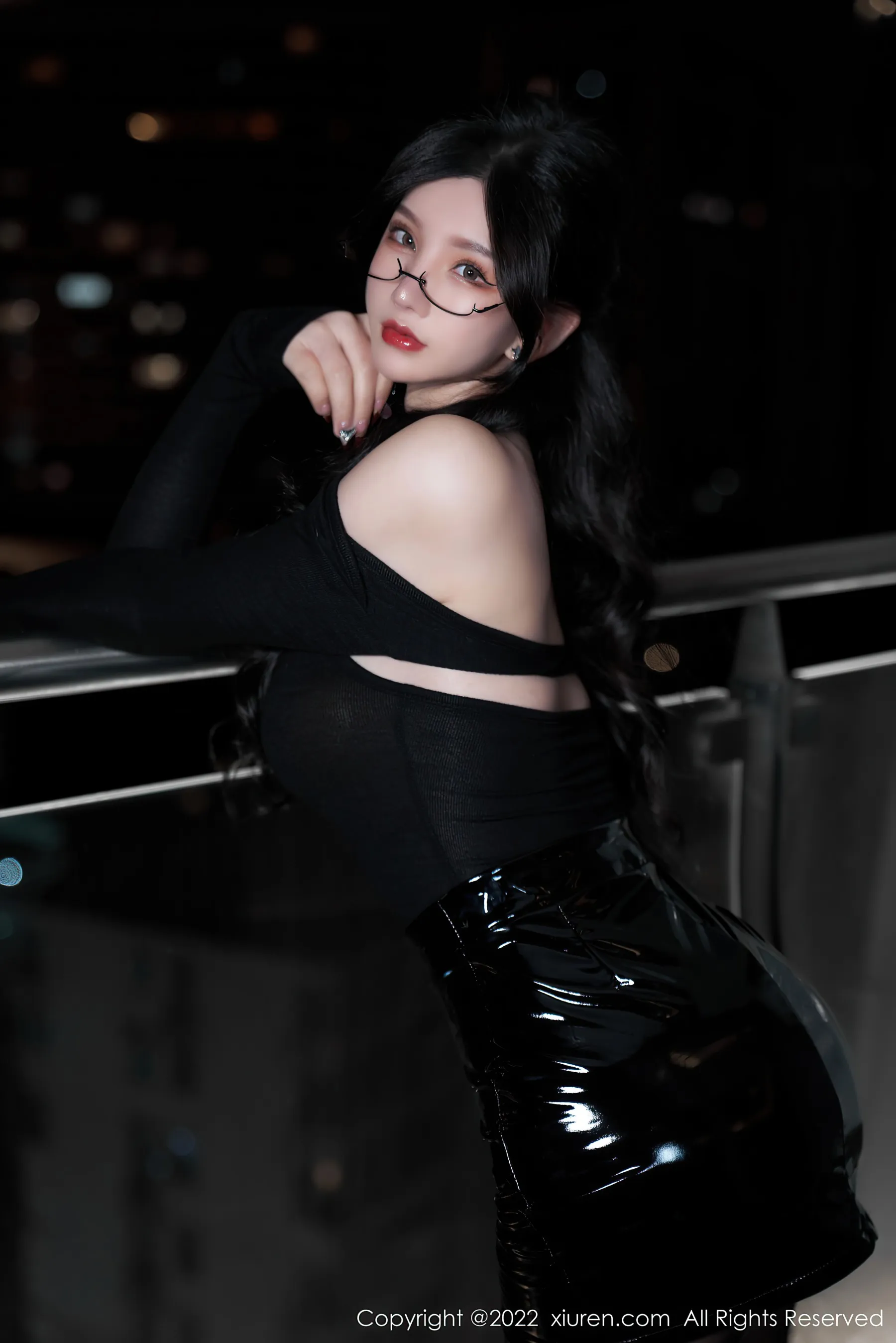  秀人网 No.4843 周于希Sally 黑丝美臀酥胸半露写真第16张