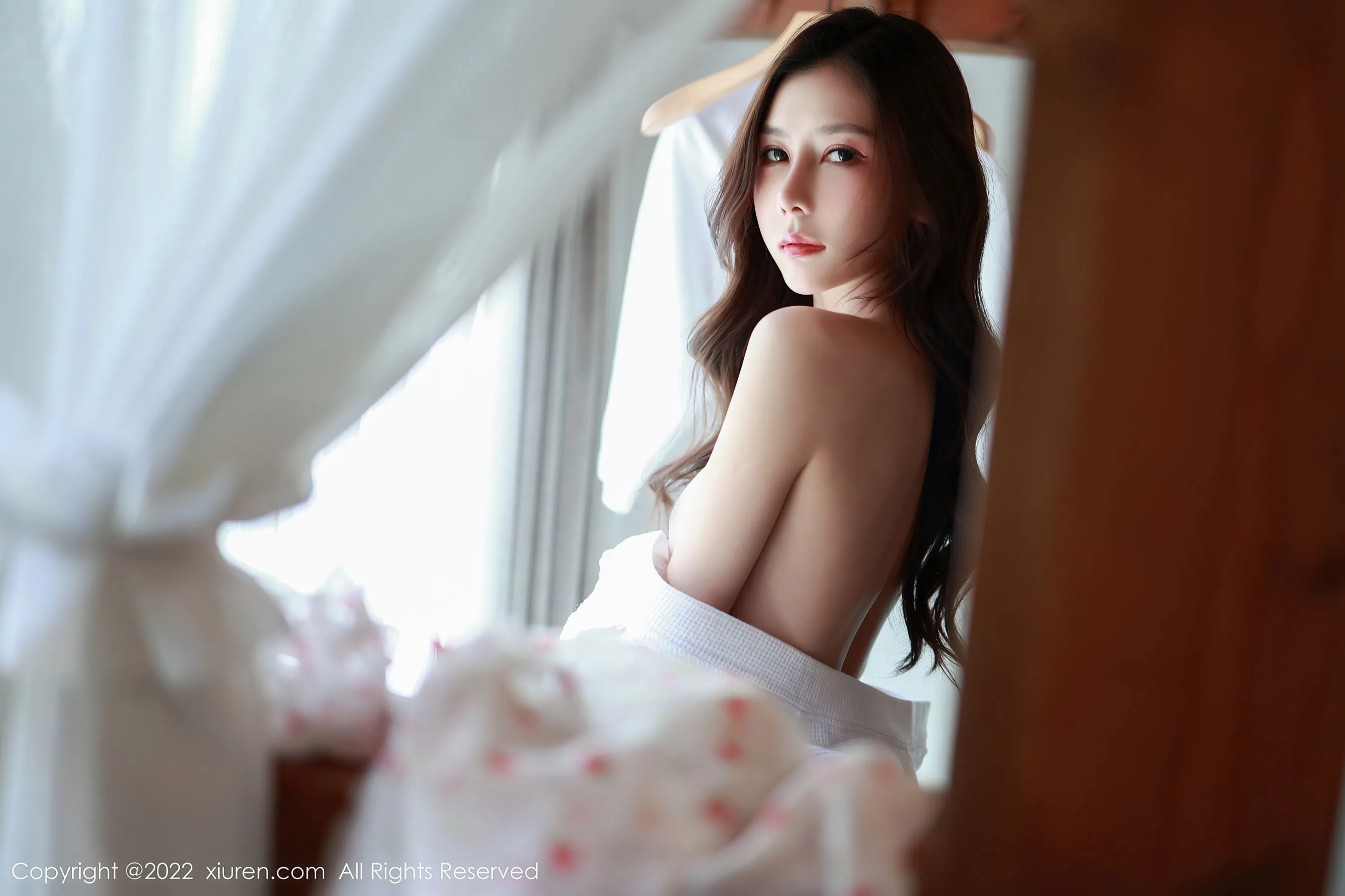  秀人网 No.4932 尹甜甜 睡袍美腿第3张