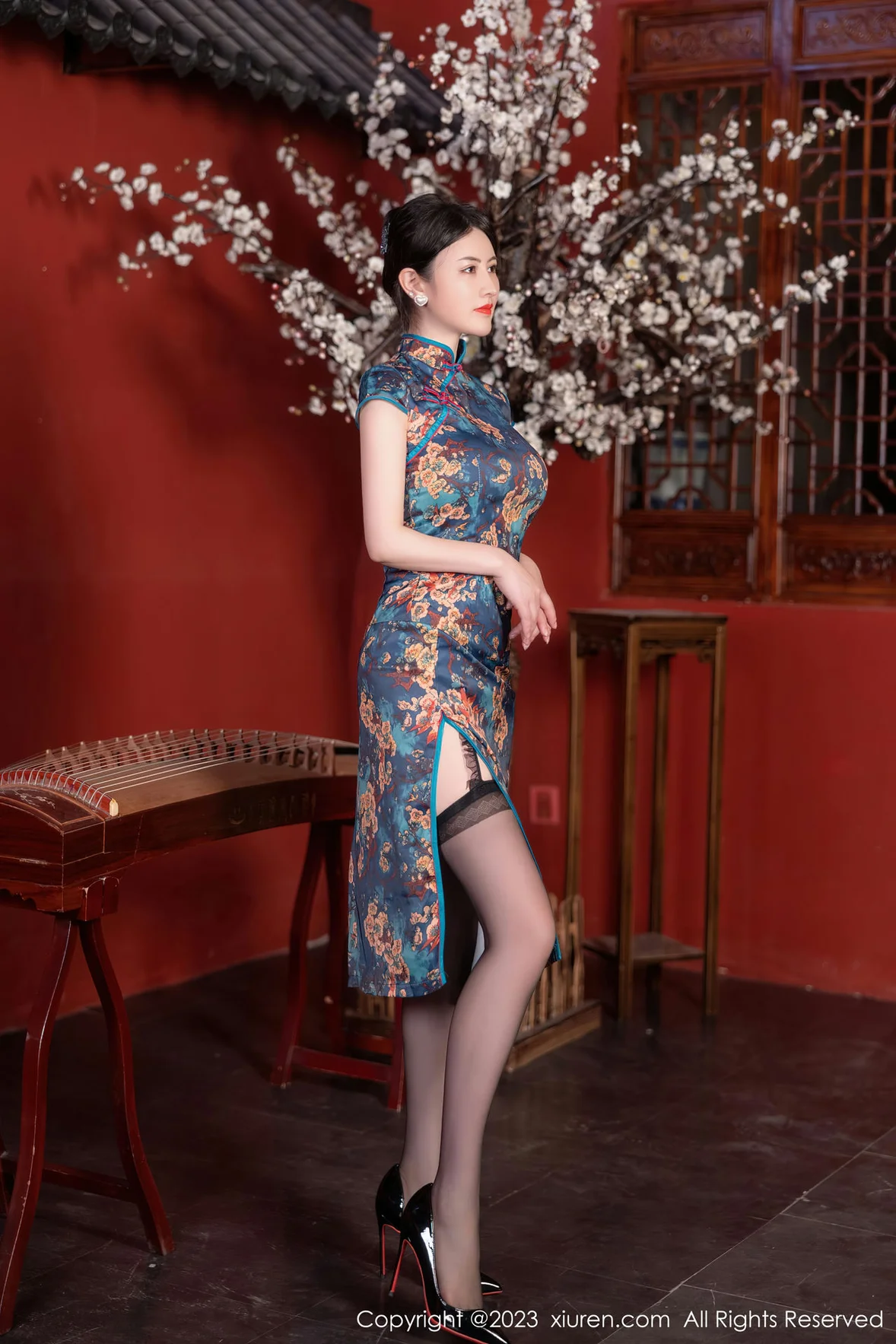  XiuRen 秀人 No.7051 诗诗kiki 蓝色图纹旗袍性感写真 [83P]第1张