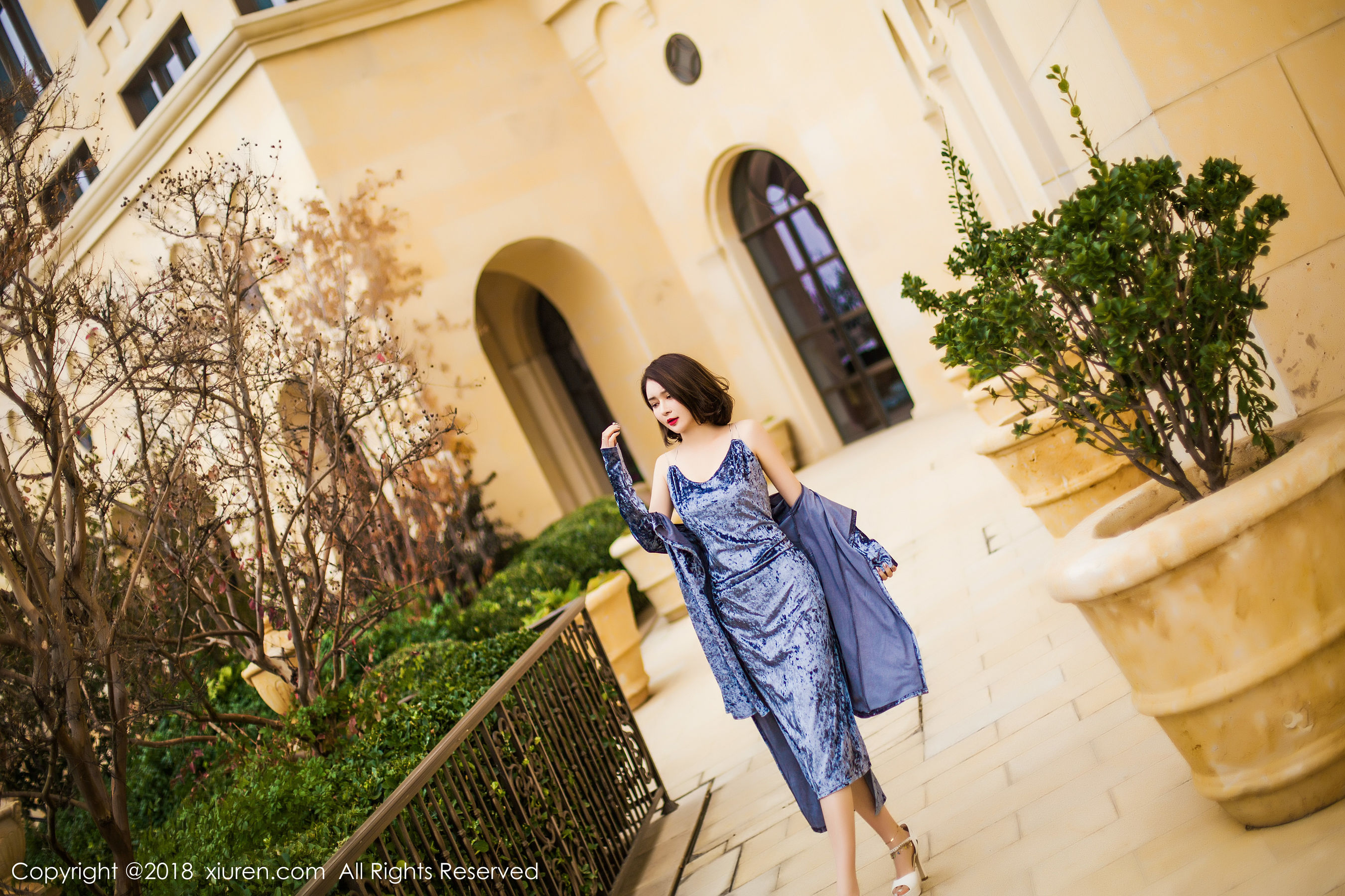  女神@廿十《长裙街拍+内衣+浴袍》 秀人 No.935第1张