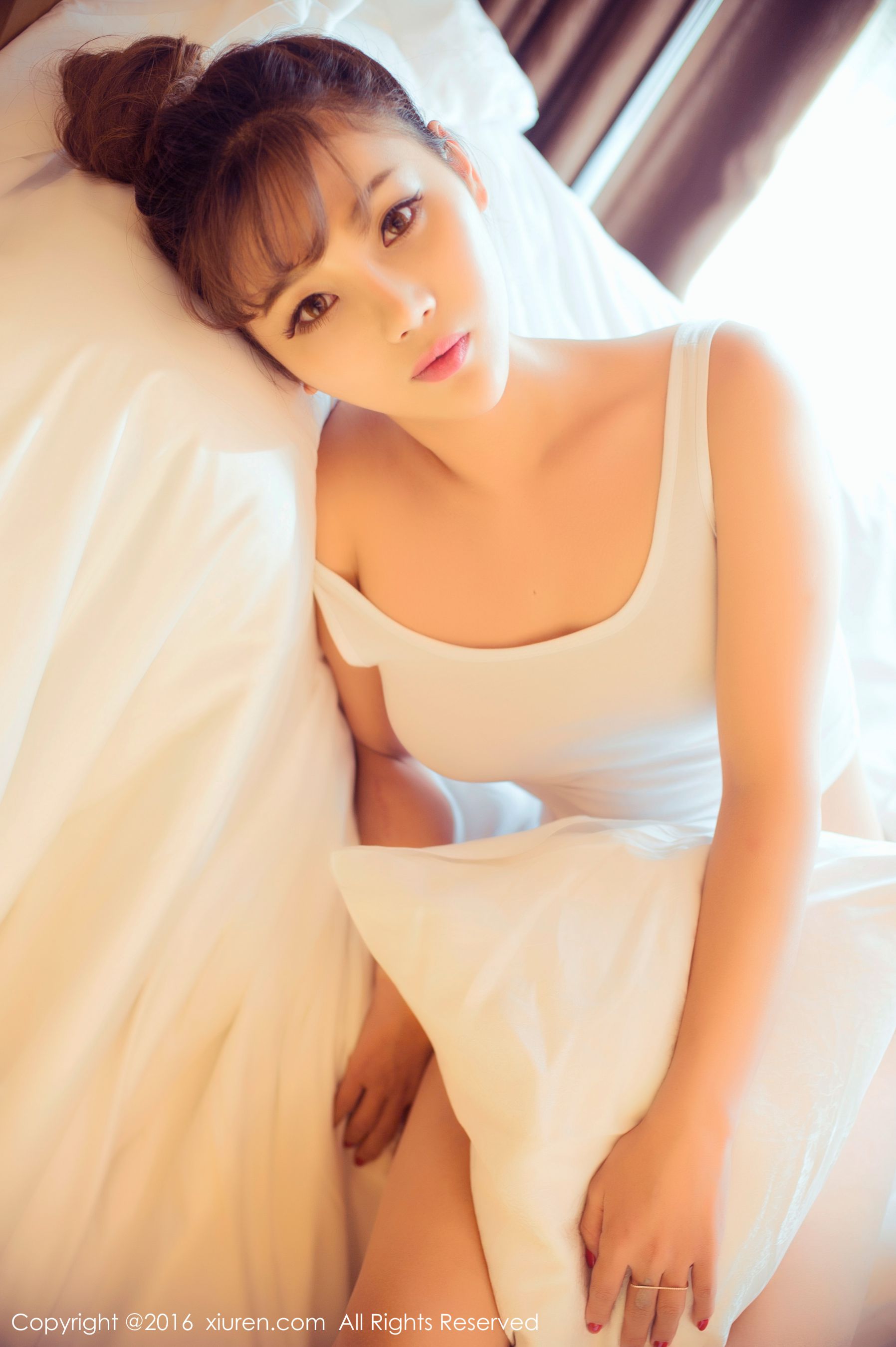  周予然《高叉泳衣、爆乳内衣、高跟美腿、白色超短工字背心装》 秀人网 No.633第13张