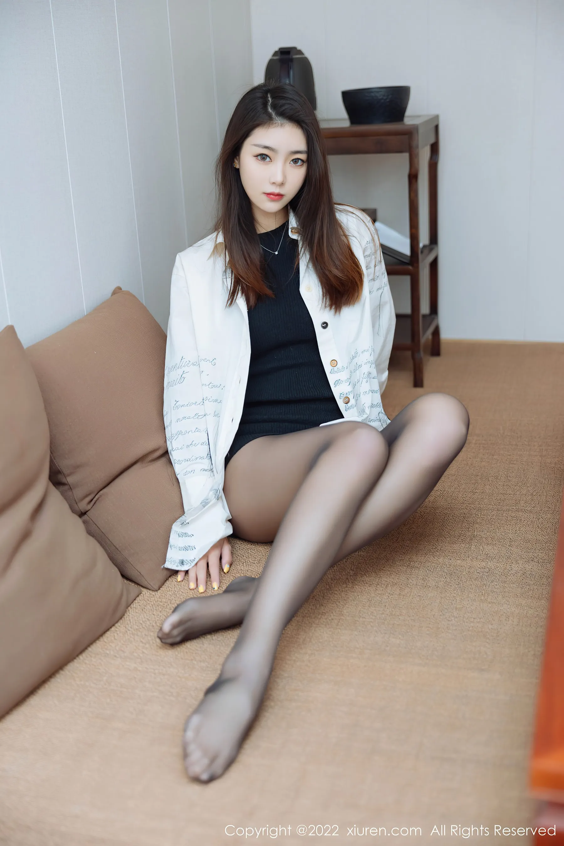  秀人网 No.4832 可樂Vicky 黑丝美腿第3张