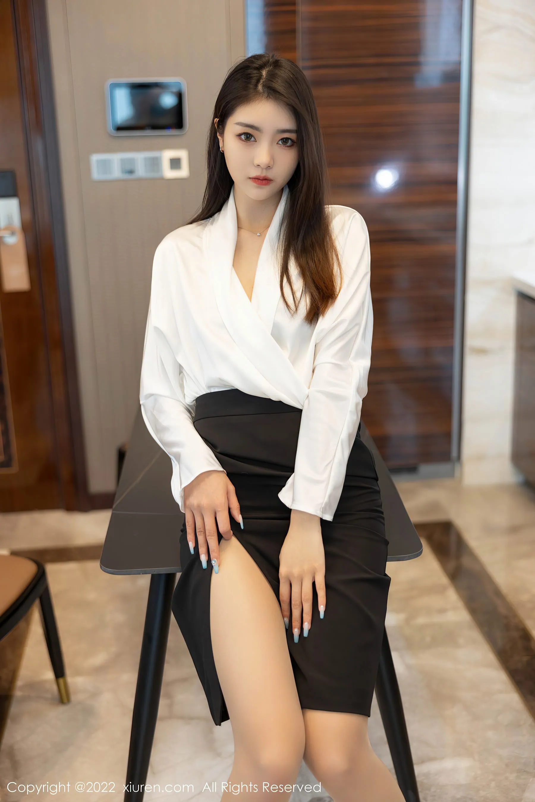  秀人网 No.4869 可樂Vicky 长发美女丝袜美腿写真第24张