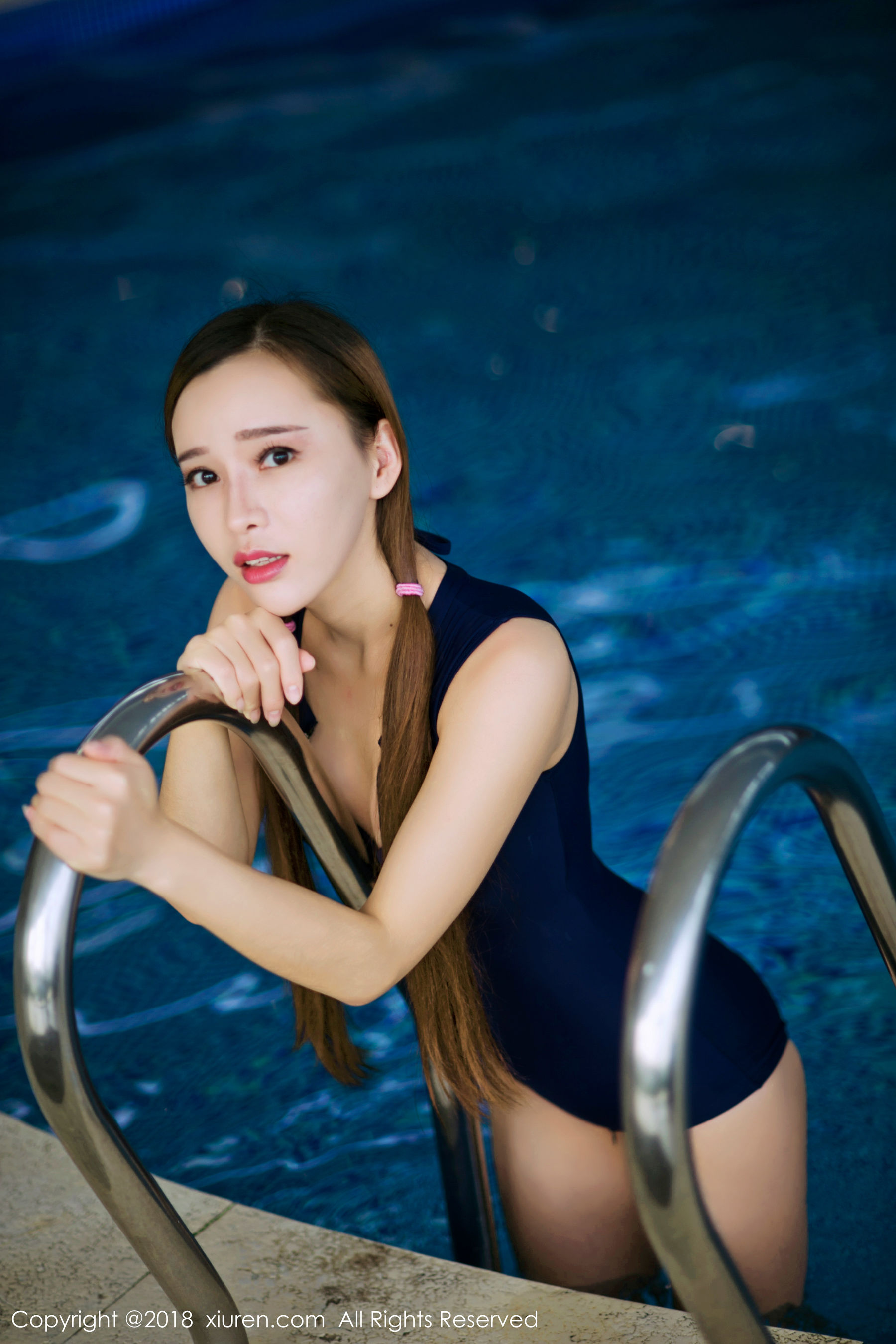 艾小青《白色羽毛+泳池比基尼》 XiuRen 秀人网 No.1022第14张