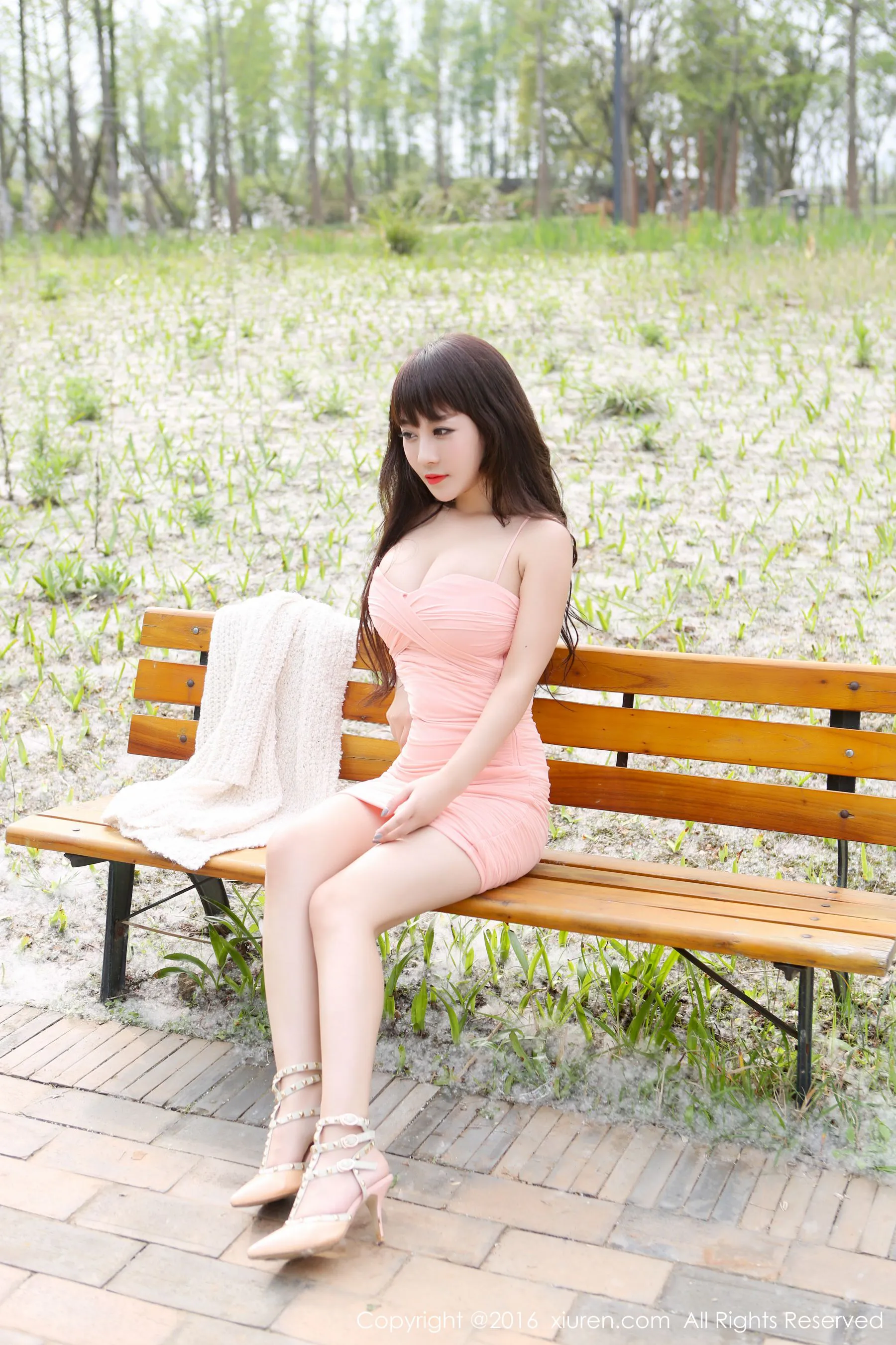  陈巧蓓isabella《外拍超短裙系列》 秀人网 No.529第6张