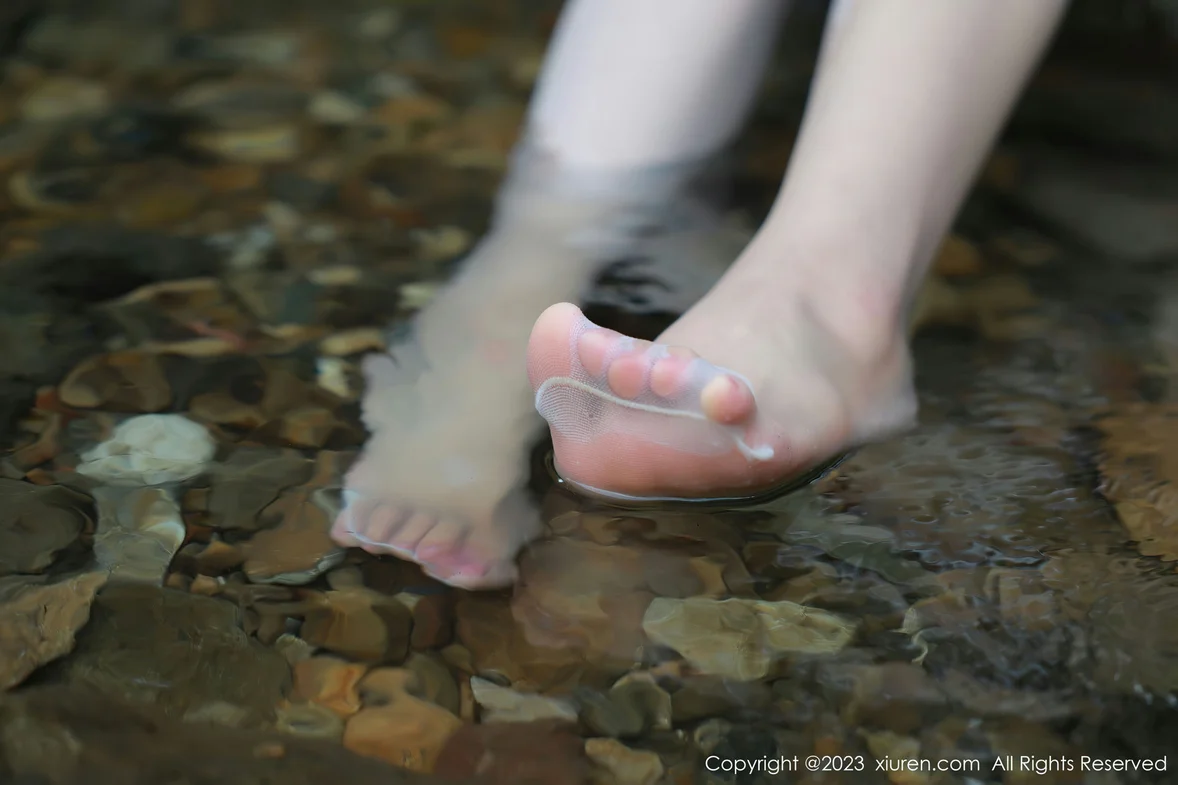  XiuRen 秀人 No.7234 糖豆sisi 户外溪边白色旗袍服饰 [61P]第11张