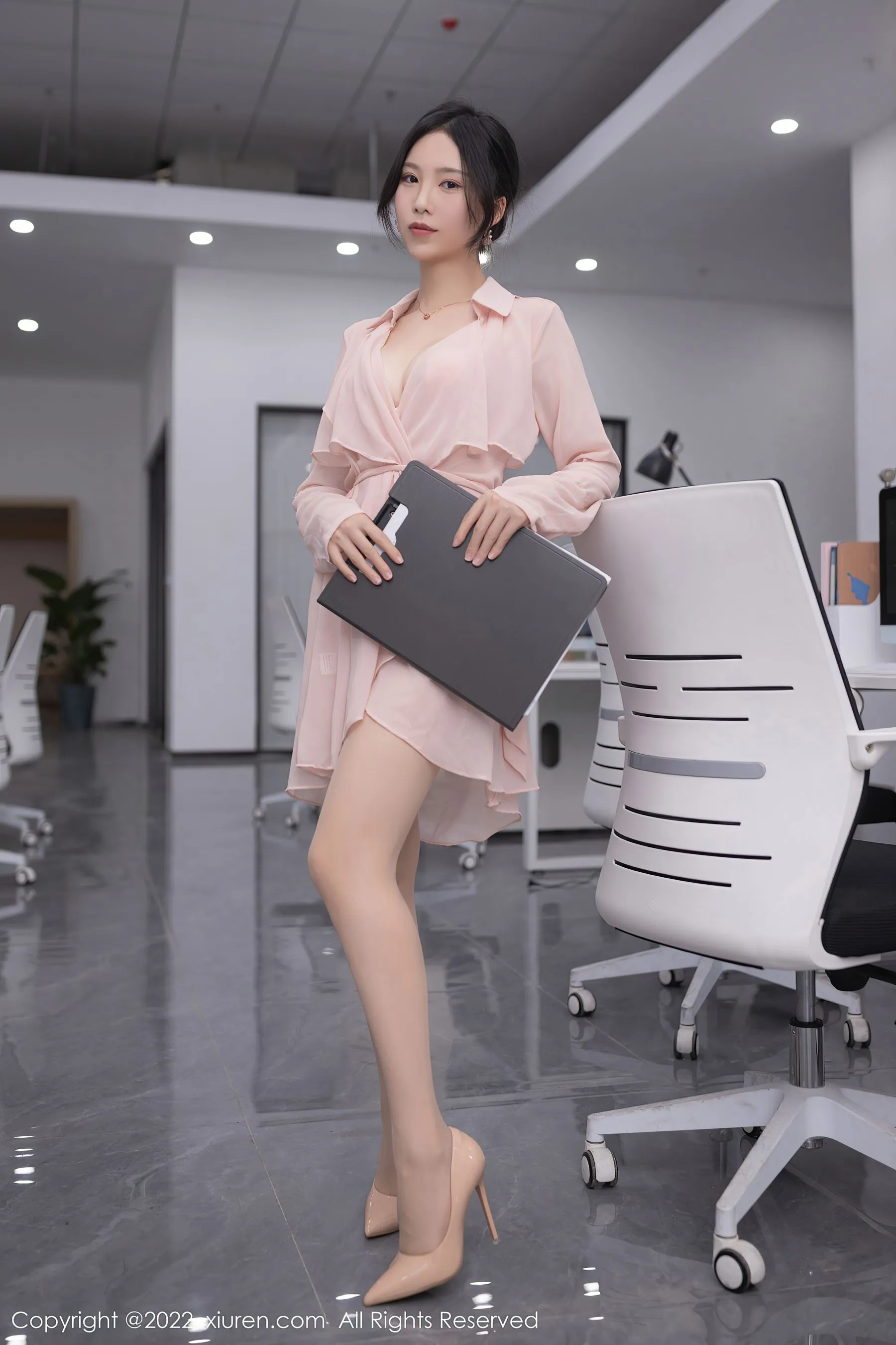  秀人网 No.5657 利世 职员装扮第18张