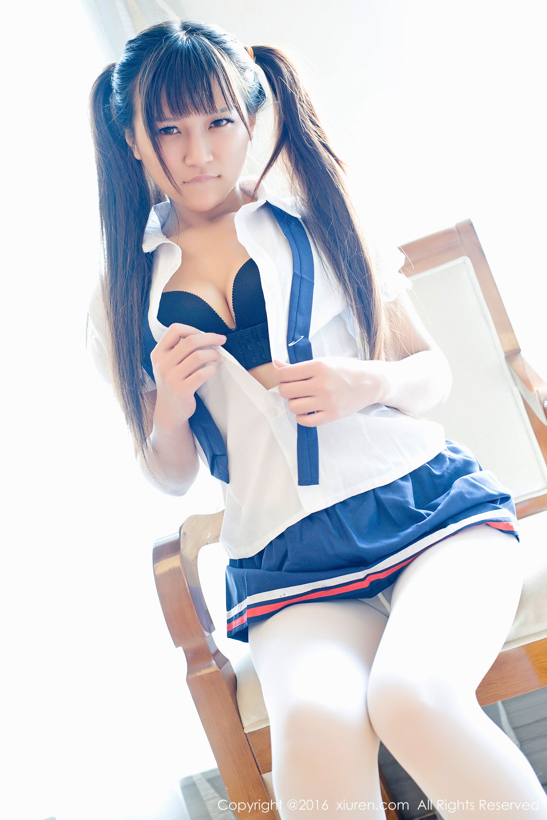  v熙熙熙熙恩v(李佳瞳)《日系短裙、卡哇伊内衣、学生装白色丝袜》 秀人网 No.672第21张