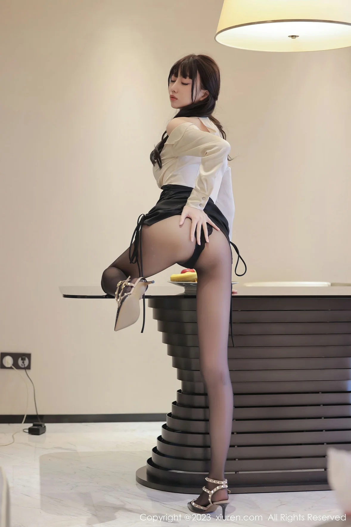  XiuRen 秀人 No.6929 玥儿玥er 魅惑黑丝广州旅拍 [69P]第2张