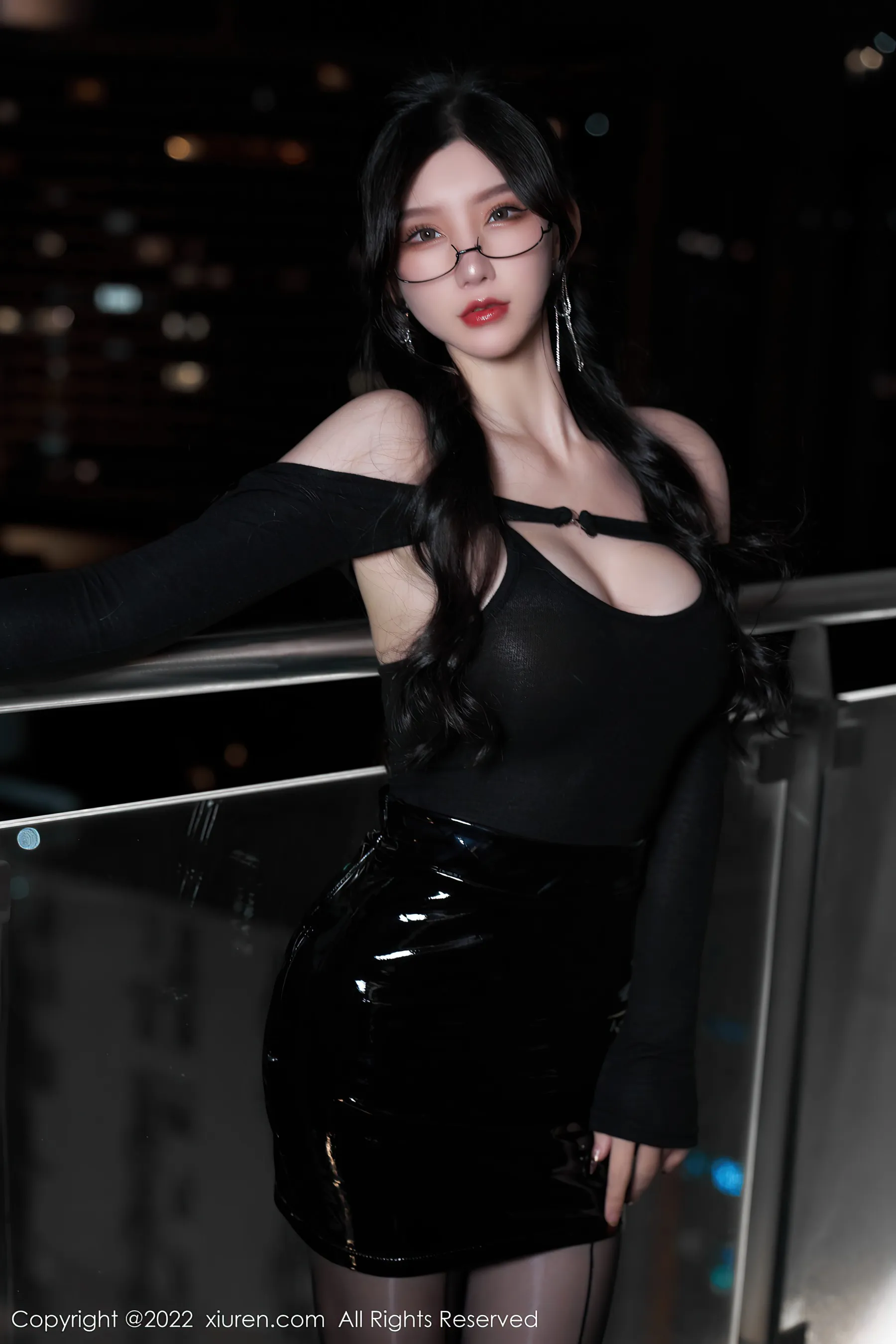  秀人网 No.4843 周于希Sally 黑丝美臀酥胸半露写真第17张