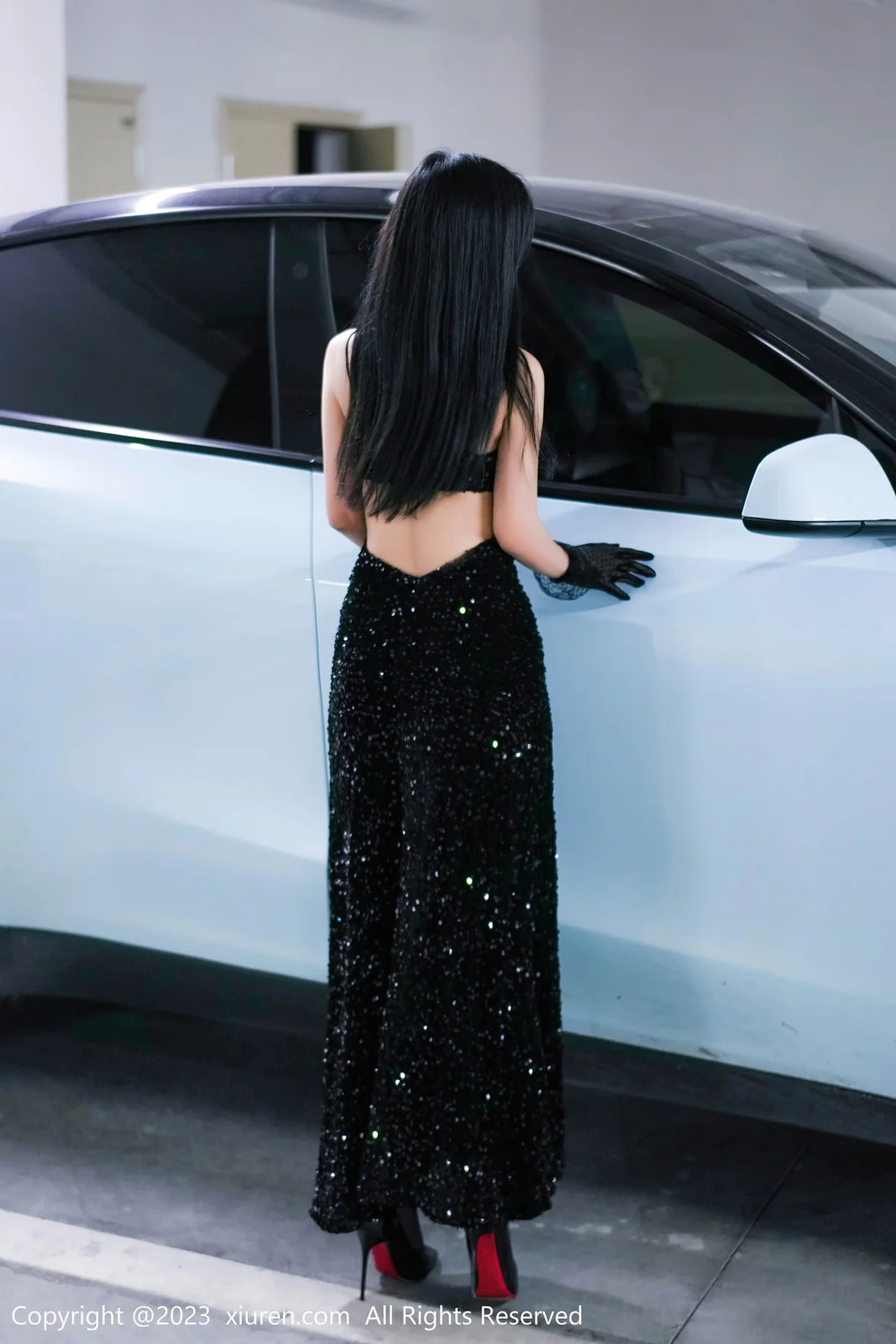  XiuRen 秀人 No.6881 laura阿姣 停车场尾随主题性感写真 [70P]第1张