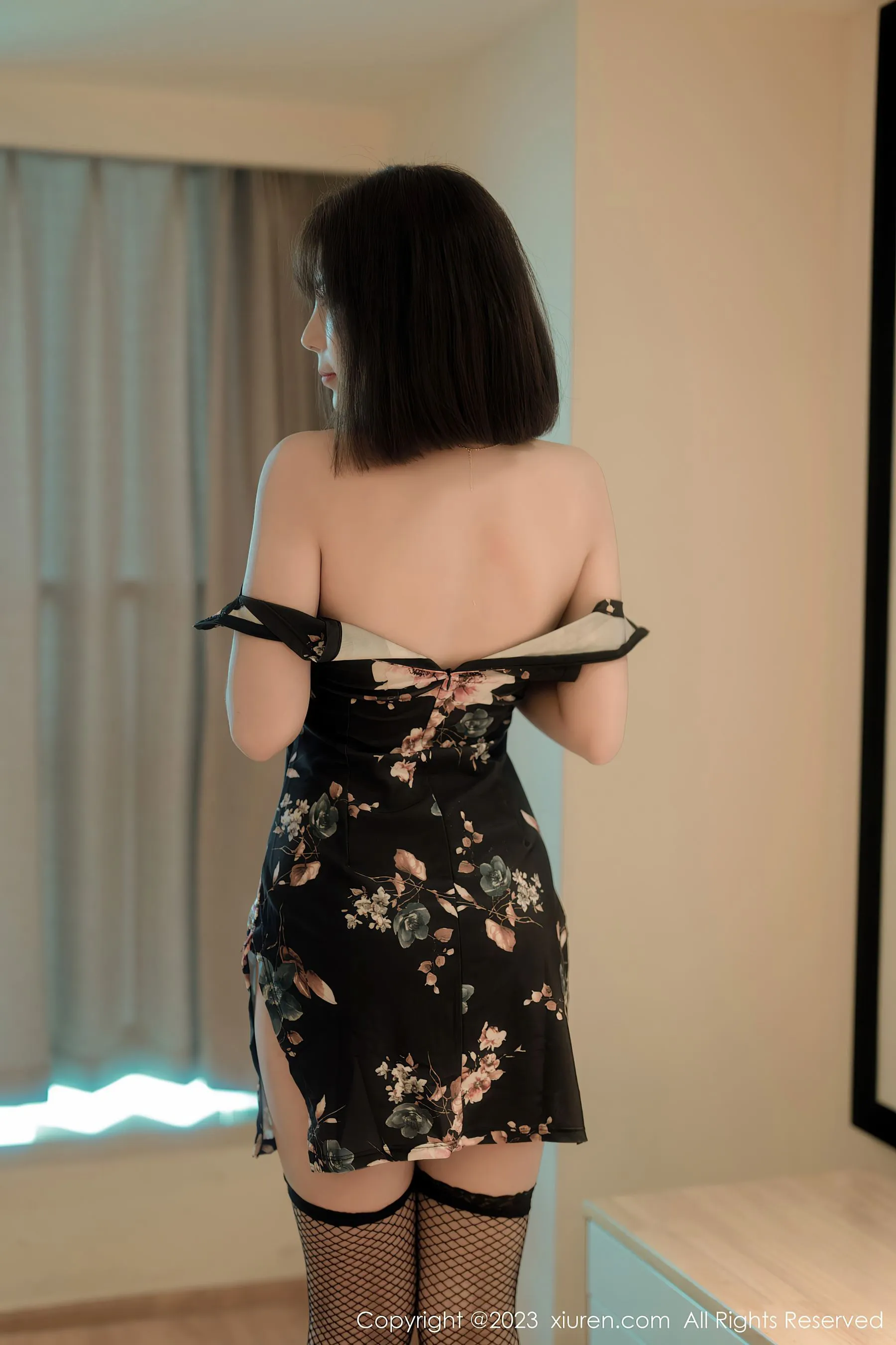  秀人网 No.6692 徐甜心 黑丝美腿第4张