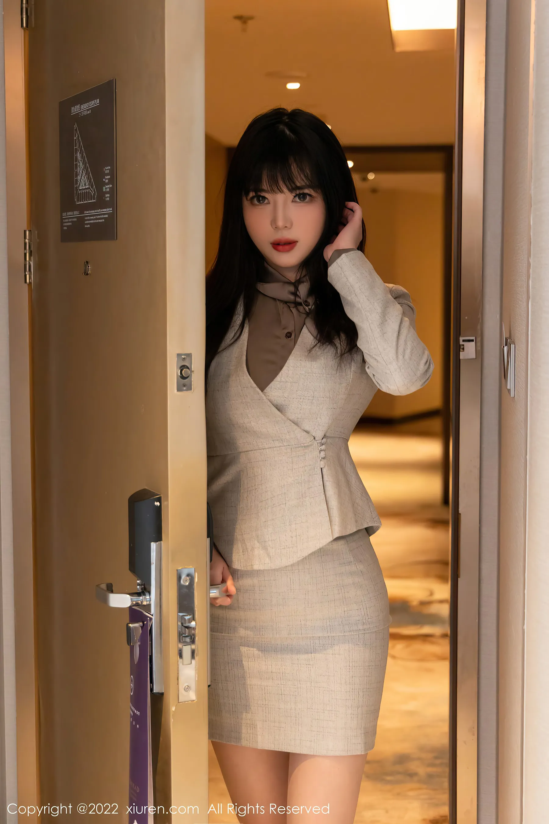 秀人网 No.4689 Arude薇薇 丝袜美腿短裙写真第1张