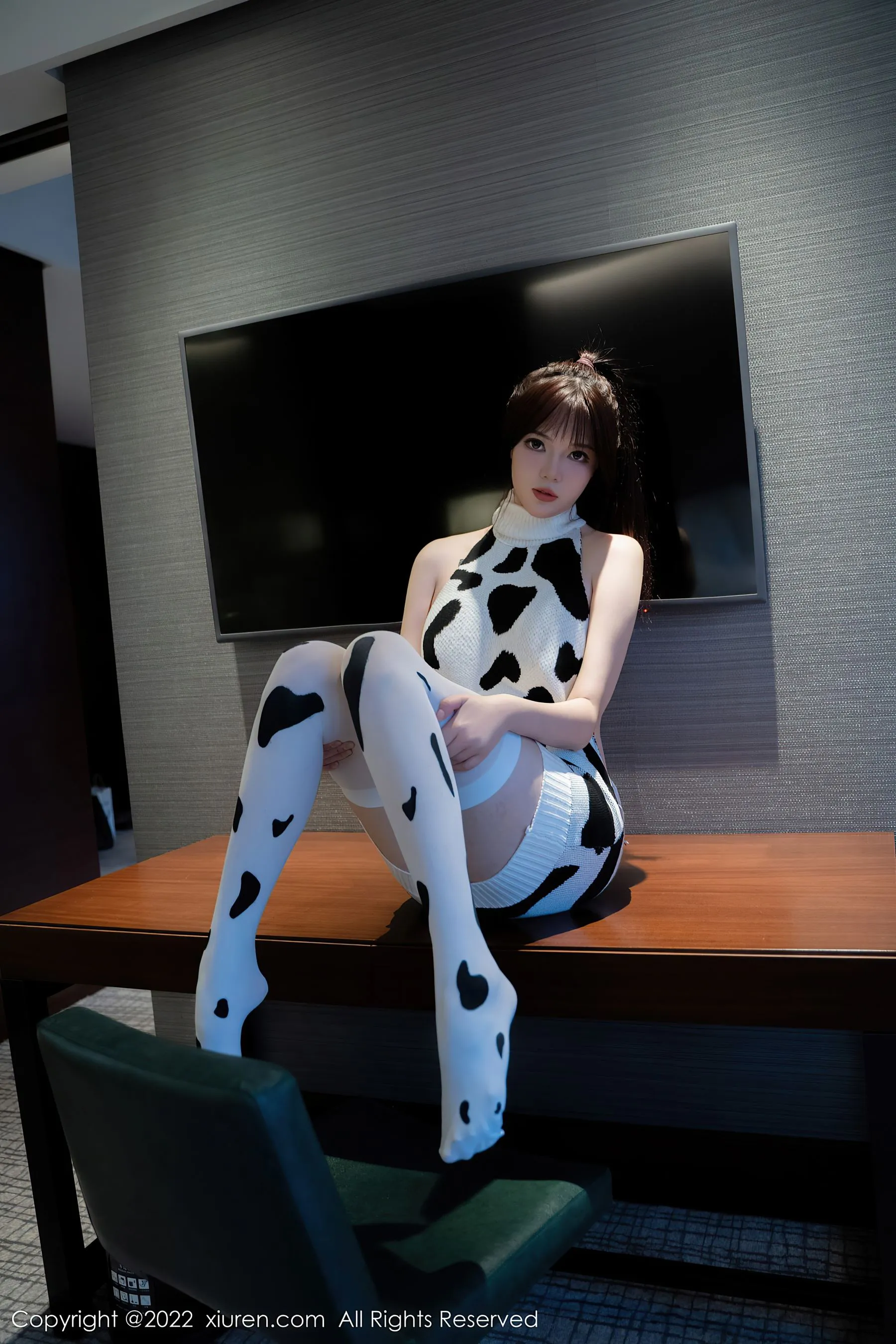 秀人网 No.5896 Arude薇薇 奶牛服美臀第15张