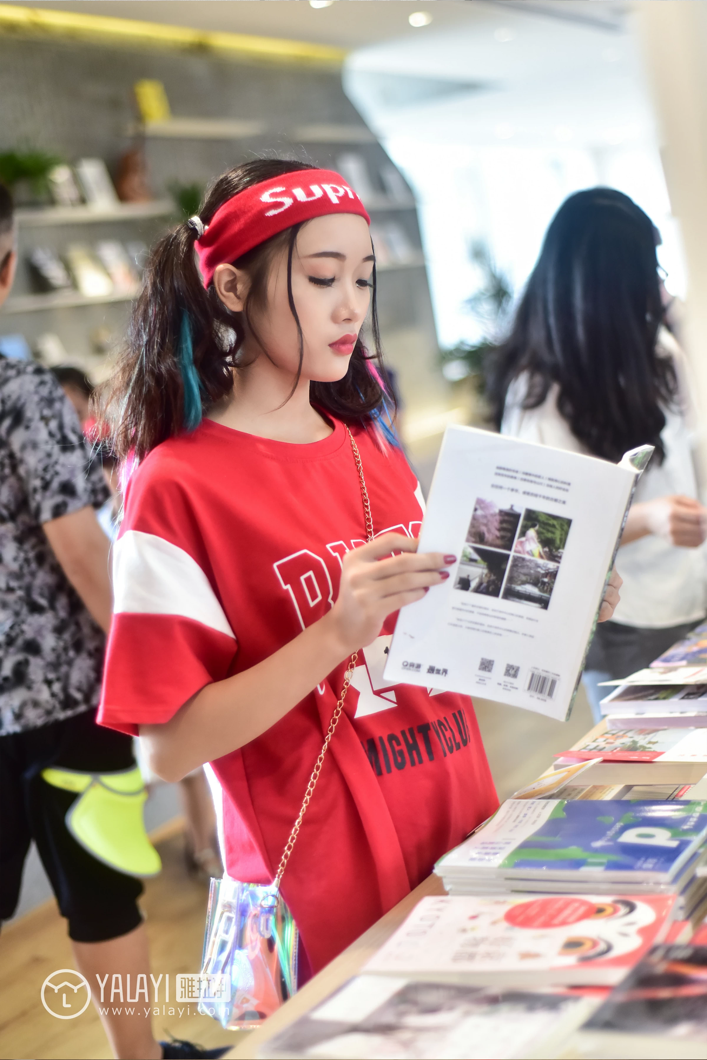 [YALAYI雅拉伊]NO.031 周末时光 兔洱 红色短袖加牛仔热裤性感私房写真集第10张