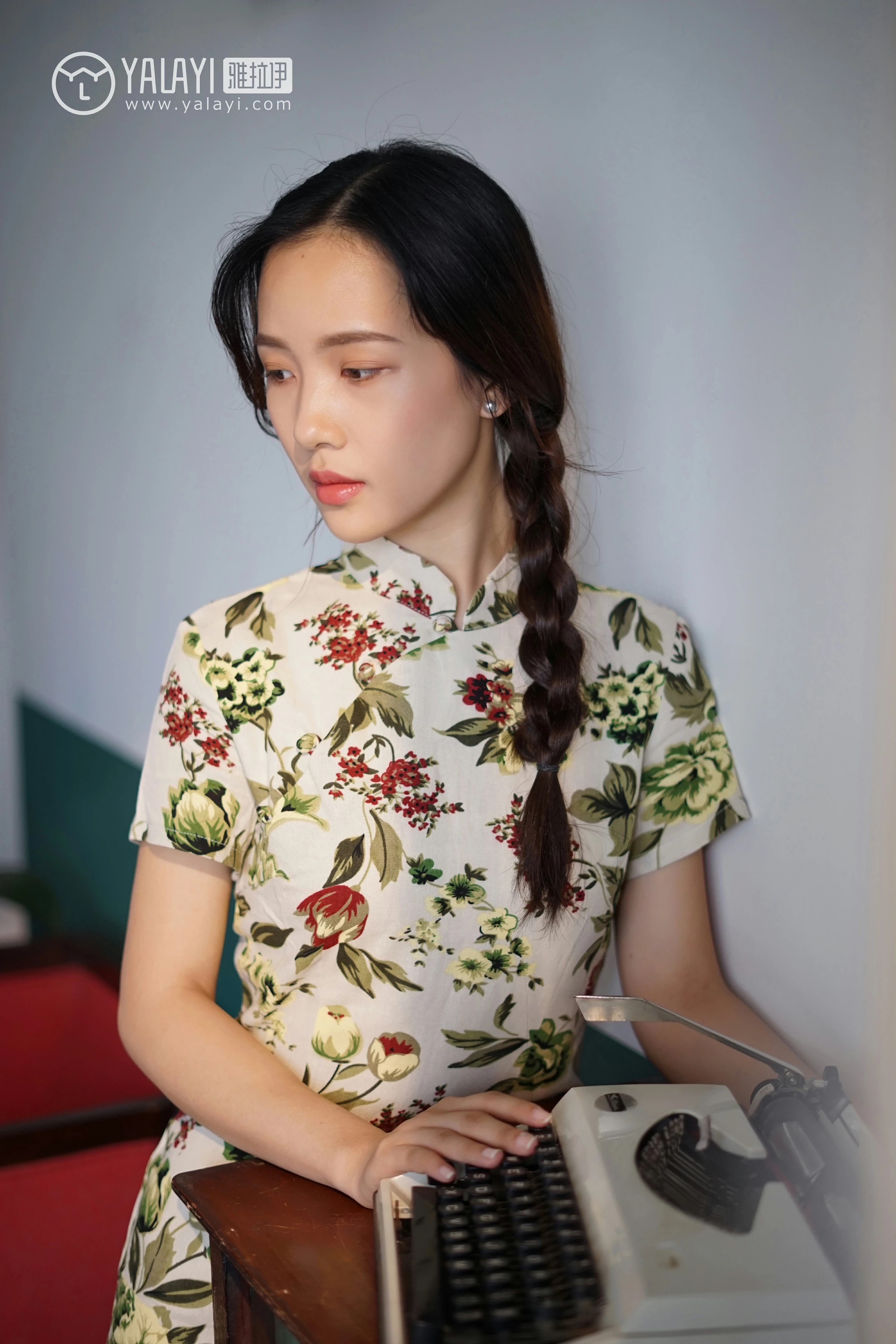 [YALAYI雅拉伊]NO.034 初见 卡柔 白色紧身旗袍与黑色吊带连衣裙性感私房写真集第5张