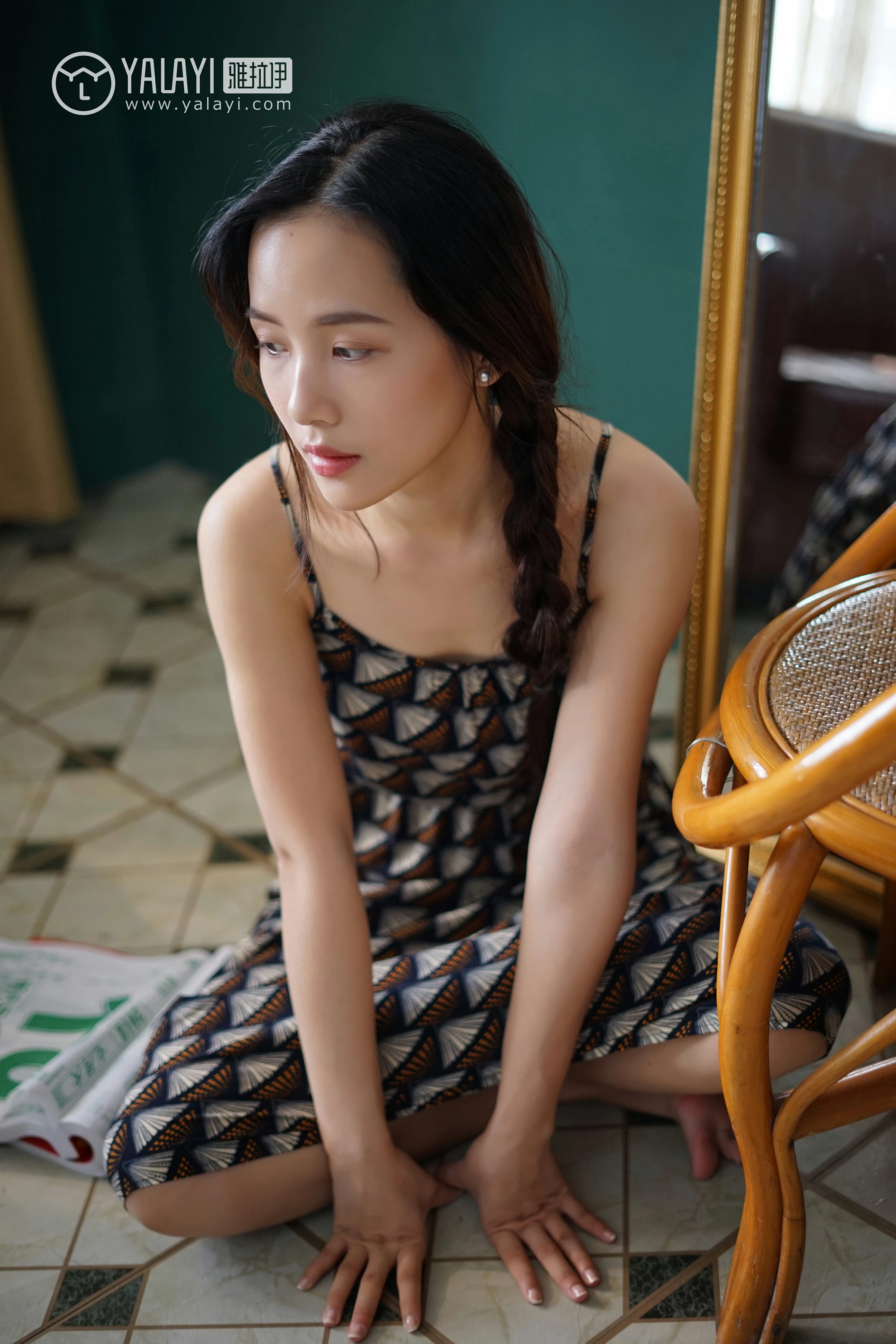 [YALAYI雅拉伊]NO.034 初见 卡柔 白色紧身旗袍与黑色吊带连衣裙性感私房写真集第11张