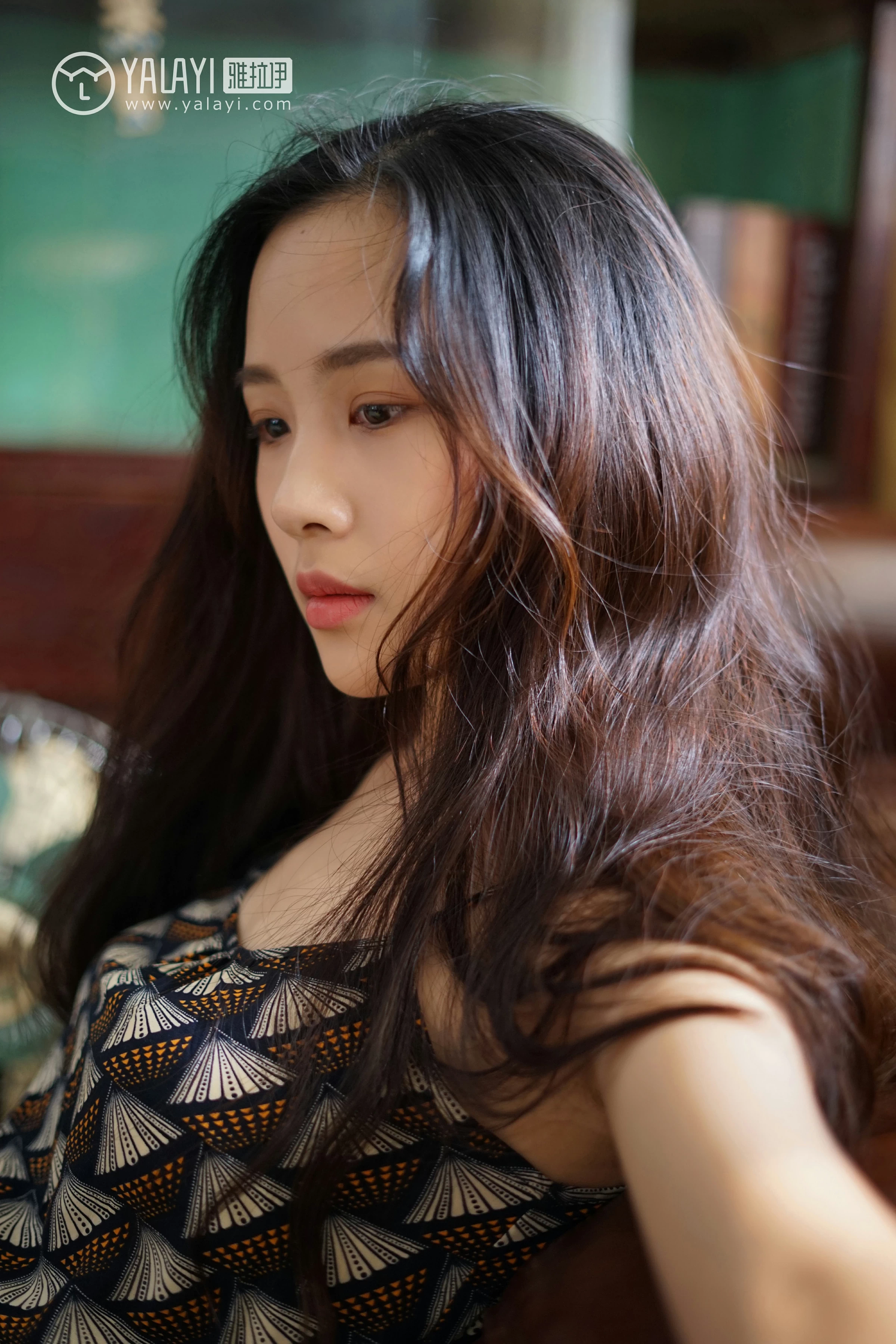 [YALAYI雅拉伊]NO.034 初见 卡柔 白色紧身旗袍与黑色吊带连衣裙性感私房写真集第14张