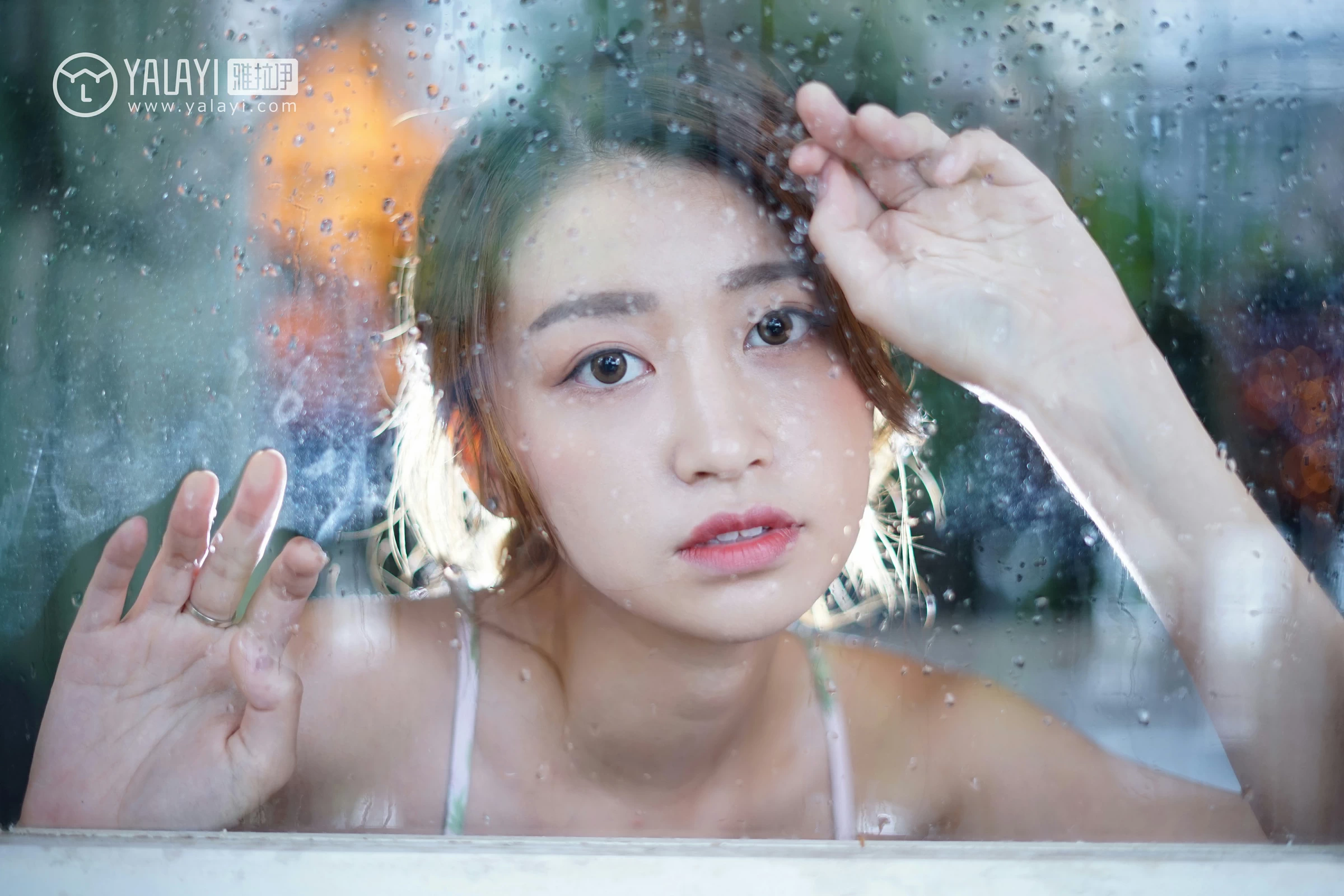 [YALAYI雅拉伊]NO.035 下雨天你在思念谁 饰媛 红色睡衣加粉色吊带连衣裙性感私房写真集第11张