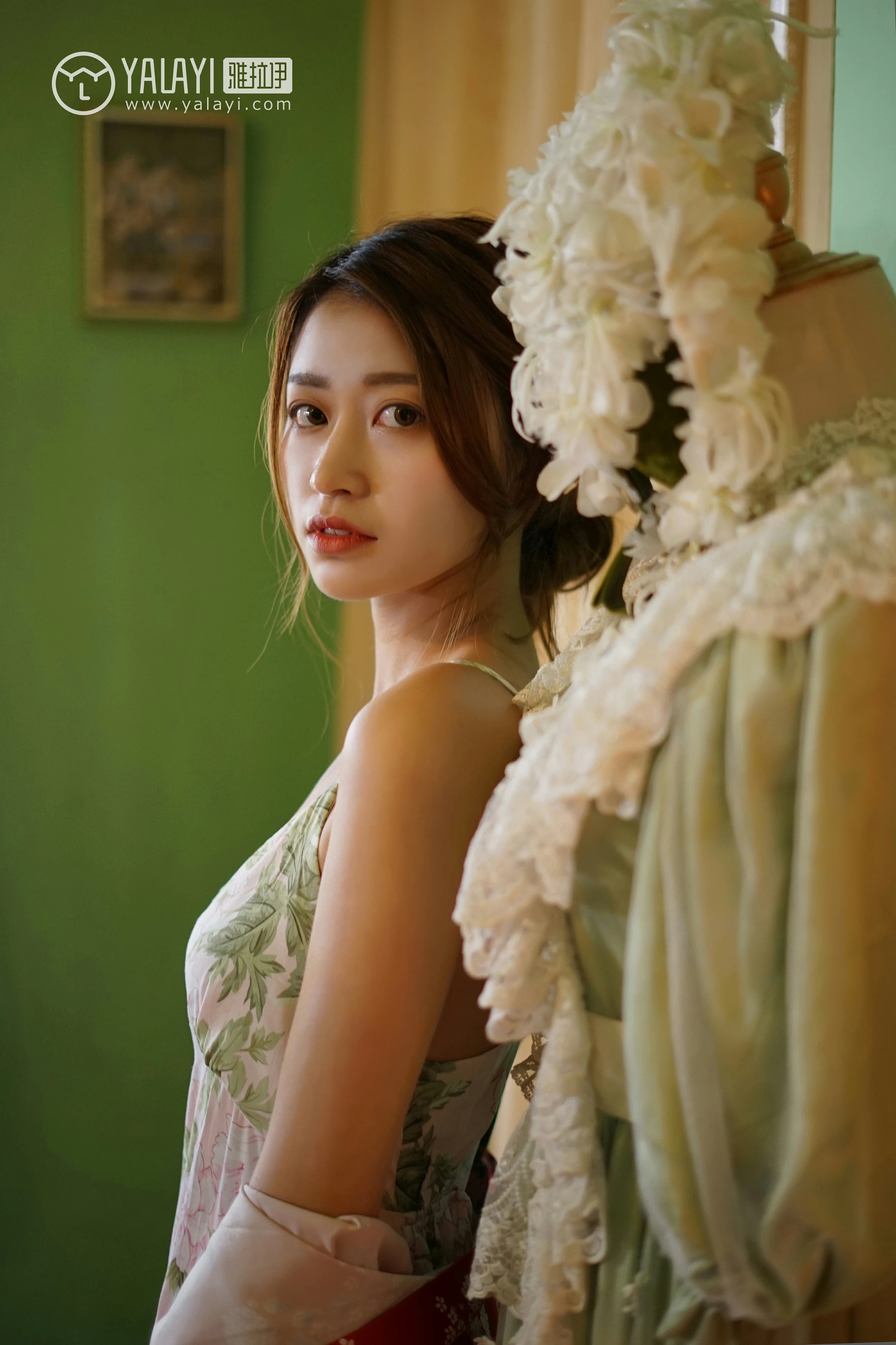 [YALAYI雅拉伊]NO.035 下雨天你在思念谁 饰媛 红色睡衣加粉色吊带连衣裙性感私房写真集第4张